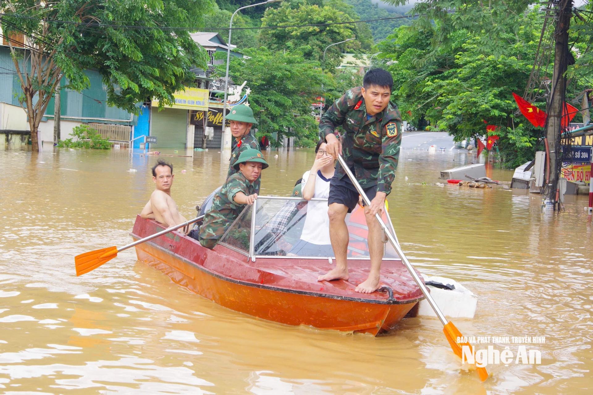 Cán bộ, chiến sĩ Ban Chỉ huy phòng thủ khu vực 4 - Tương Dương sơ tán người dân. Ảnh: Trần Dũng