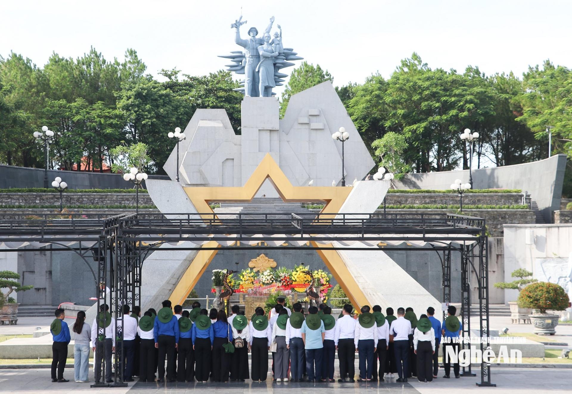 Đoàn đại biểu tưởng niệm các Anh hùng Liệt sĩ tại Nghĩa trang Liệt sĩ Quốc gia Đường 9. Ảnh: Thúy Quỳnh