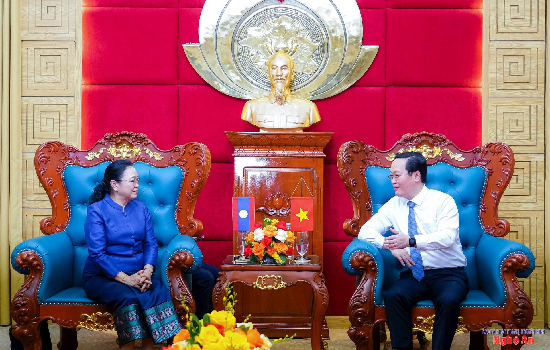 Bí thư Tỉnh ủy Nguyễn Đức Trung trân trọng cảm ơn và bày tỏ vui mừng được đón tiếp Đại sứ Khamphao Ernthavanh cùng các đồng chí trong đoàn đến thăm tỉnh Nghệ An - quê hương Chủ tịch Hồ Chí Minh kính yêu.