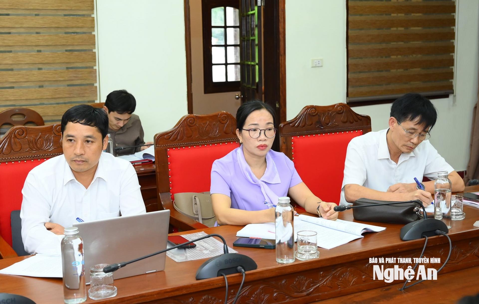 Các đồng chí trong Ban Thường vụ Đảng ủy xã Quế Phong tham dự cuộc làm việc. Ảnh: Thành Cường