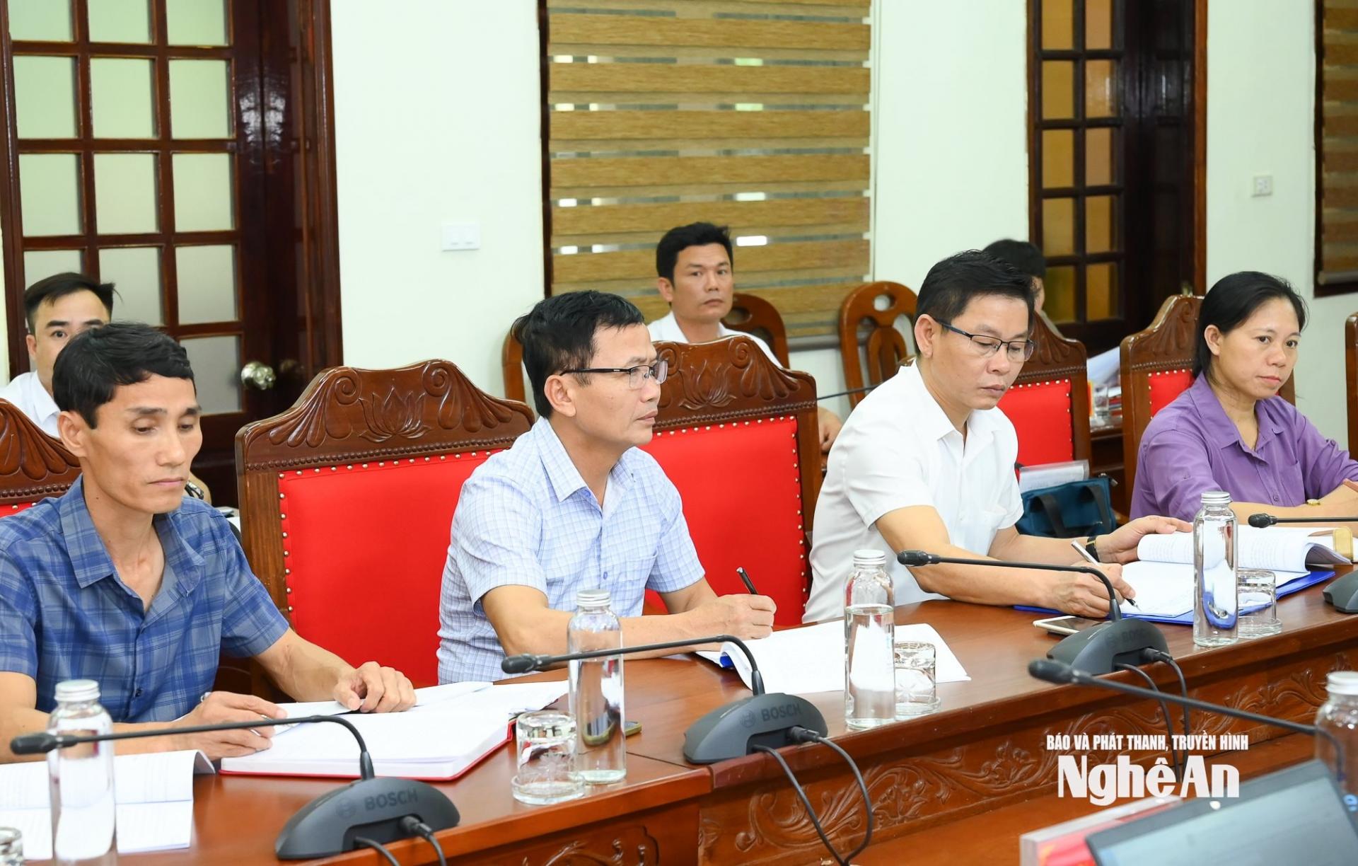 Các đồng chí Ủy viên Ban Thường vụ Đảng ủy xã Quỳnh Thắng tham dự cuộc làm việc. Ảnh: Thành Cường