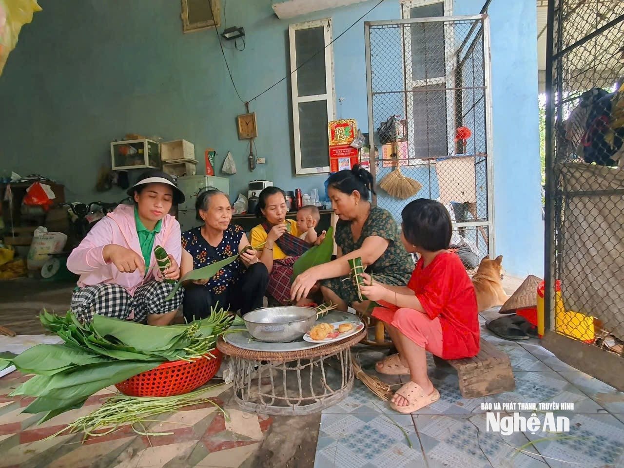 Chi hội Nông dân bản Mon xã Tương Dương gói bánh chưng hỗ trợ các hộ bị ngập úng. Ảnh: CSCC