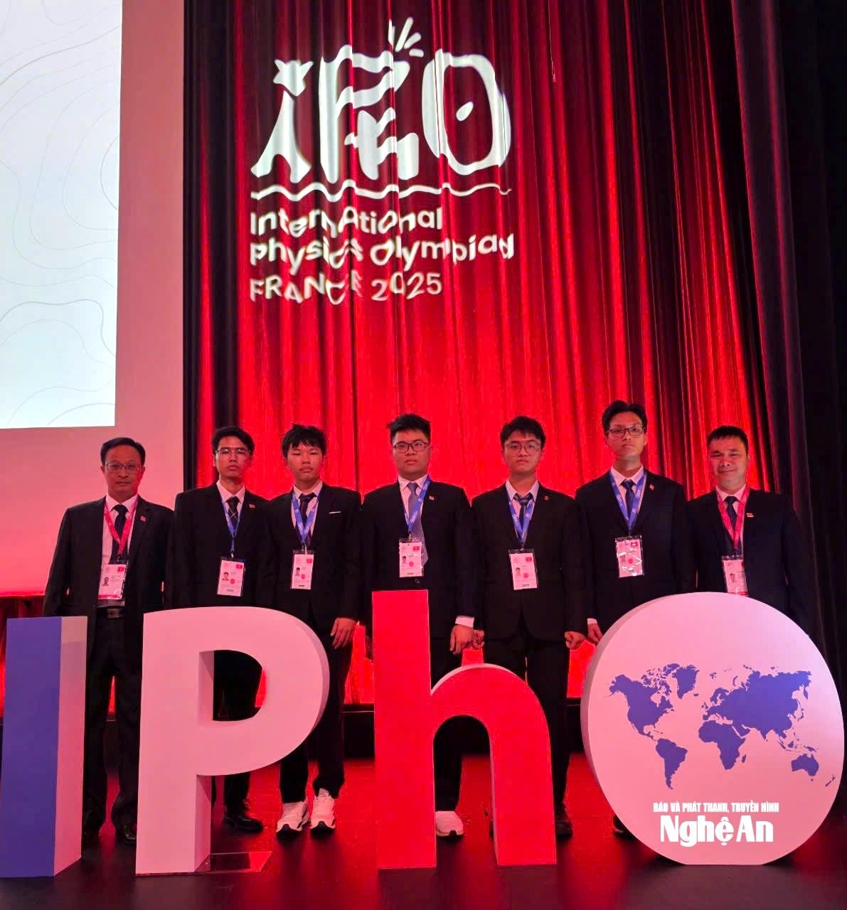 Học sinh Nguyễn Thế Quân (thứ 3 từ trái sang) cùng đoàn học sinh Việt Nam tại Kỳ thi Olympic Vật lý quốc tế năm 2025. Ảnh: NTCC
