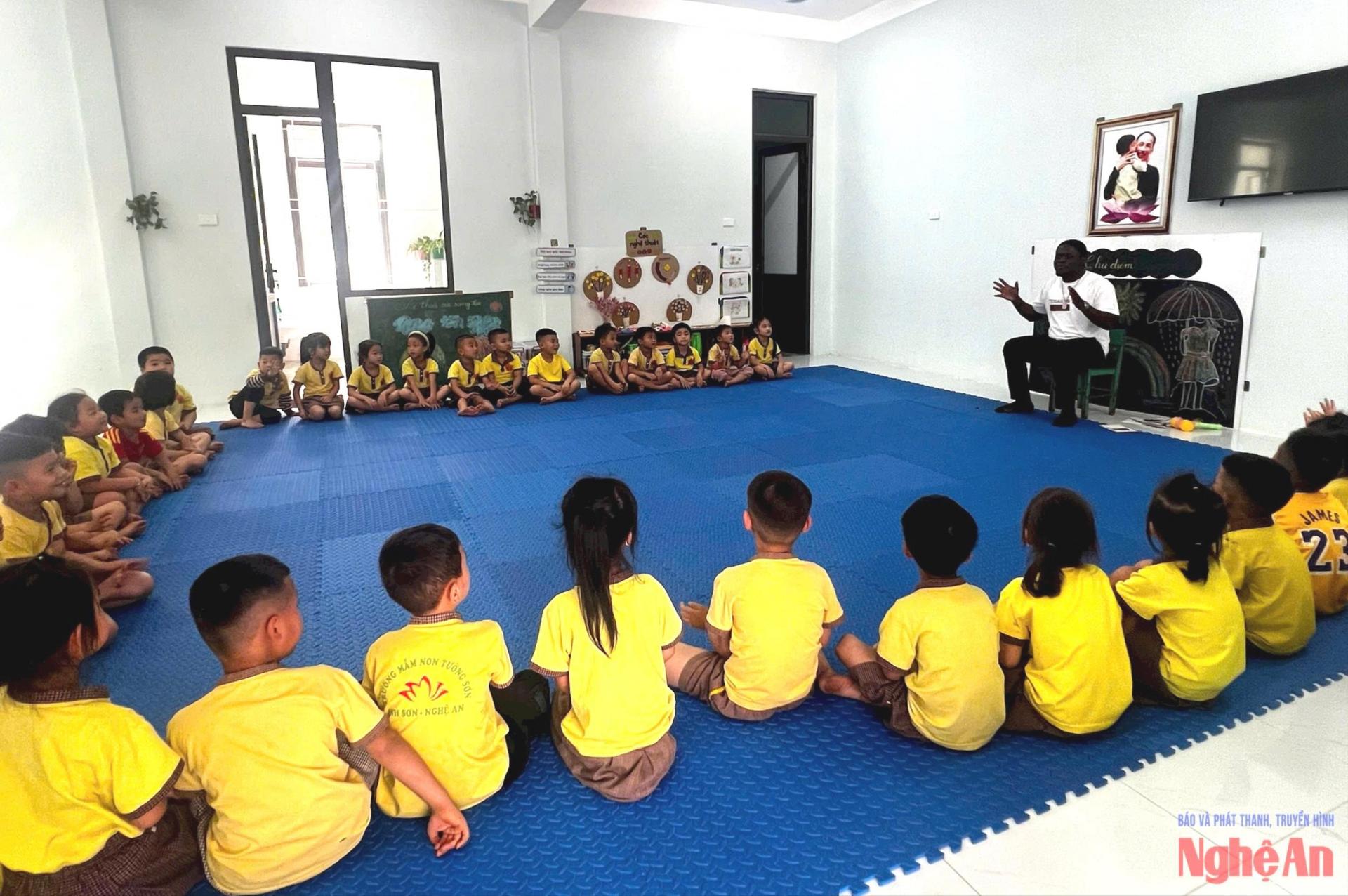 Giờ học tiếng Anh tăng cường của học sinh Trường mầm non Tường Sơn.