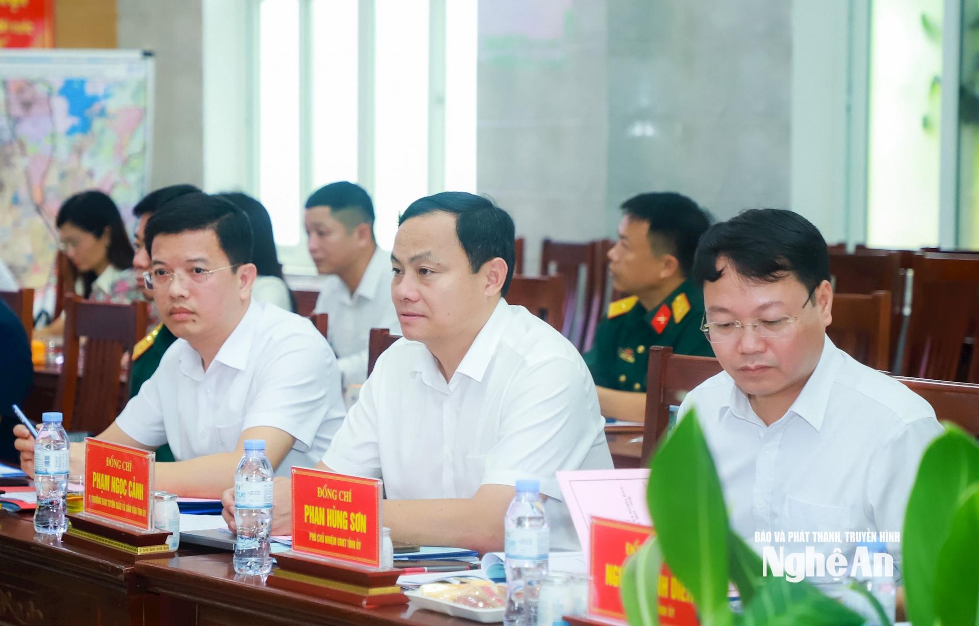 Các đồng chí trong đoàn công tác tỉnh tại cuộc làm việc. Ảnh: Thành Duy