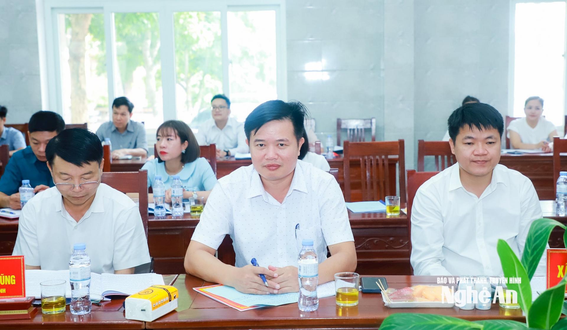 Các đồng chí lãnh đạo xã Nghĩa Lộc tại cuộc làm việc. Ảnh: Thành Duy