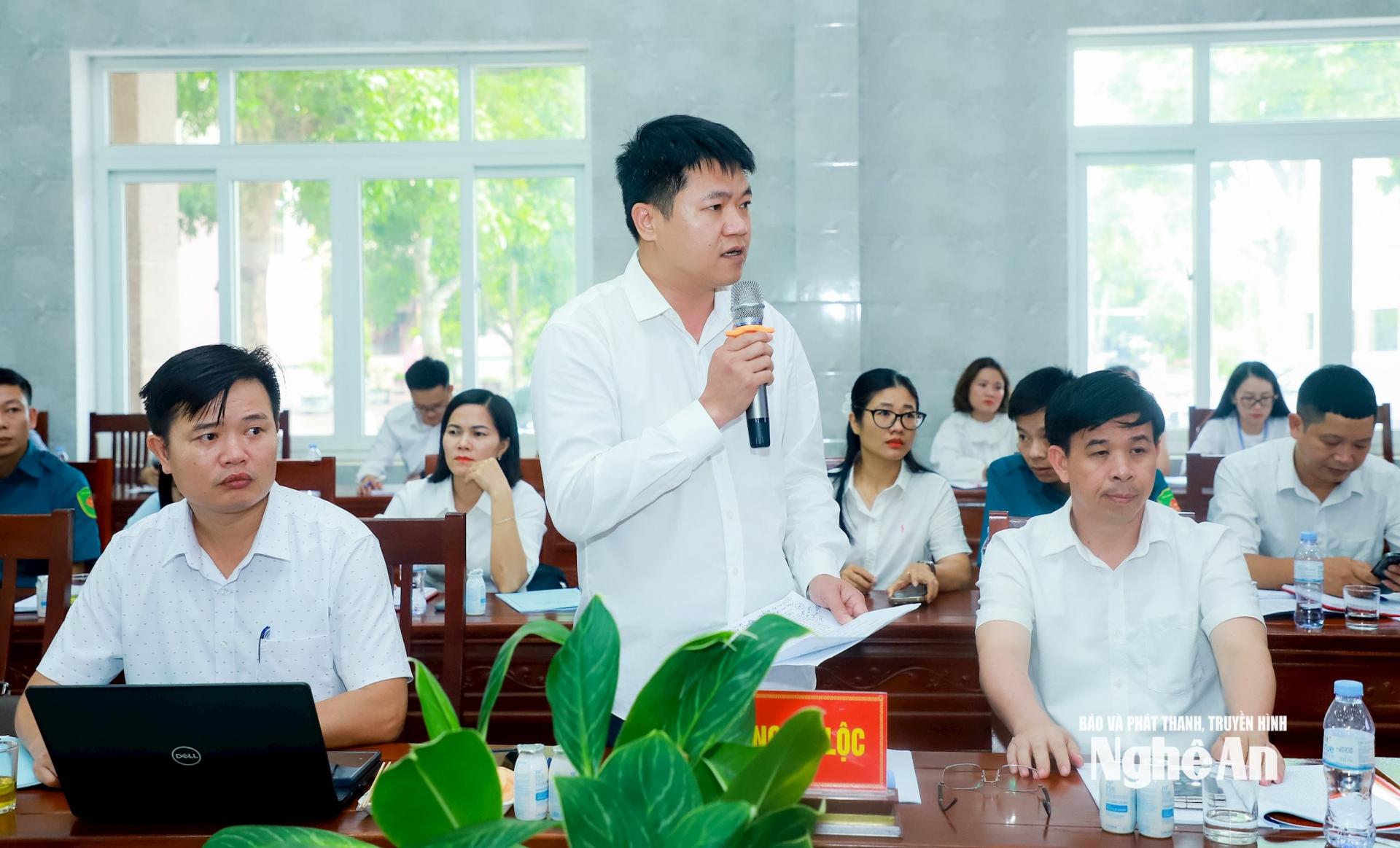 Đồng chí Trần Mạnh Hà - Bí thư Đảng ủy, Chủ tịch HĐND xã Nghĩa Lộc phát biểu tại cuộc làm việc. Ảnh: Thành Duy