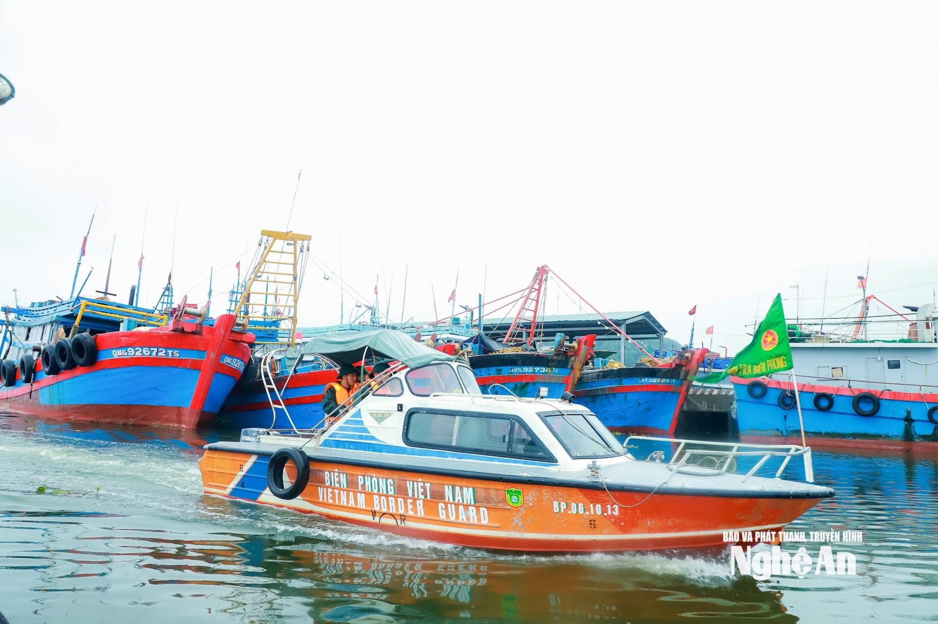 Lực lượng Biên phòng liên tục tuần tra để cảnh báo, hướng dẫn người dân. Ảnh: Thành Duy