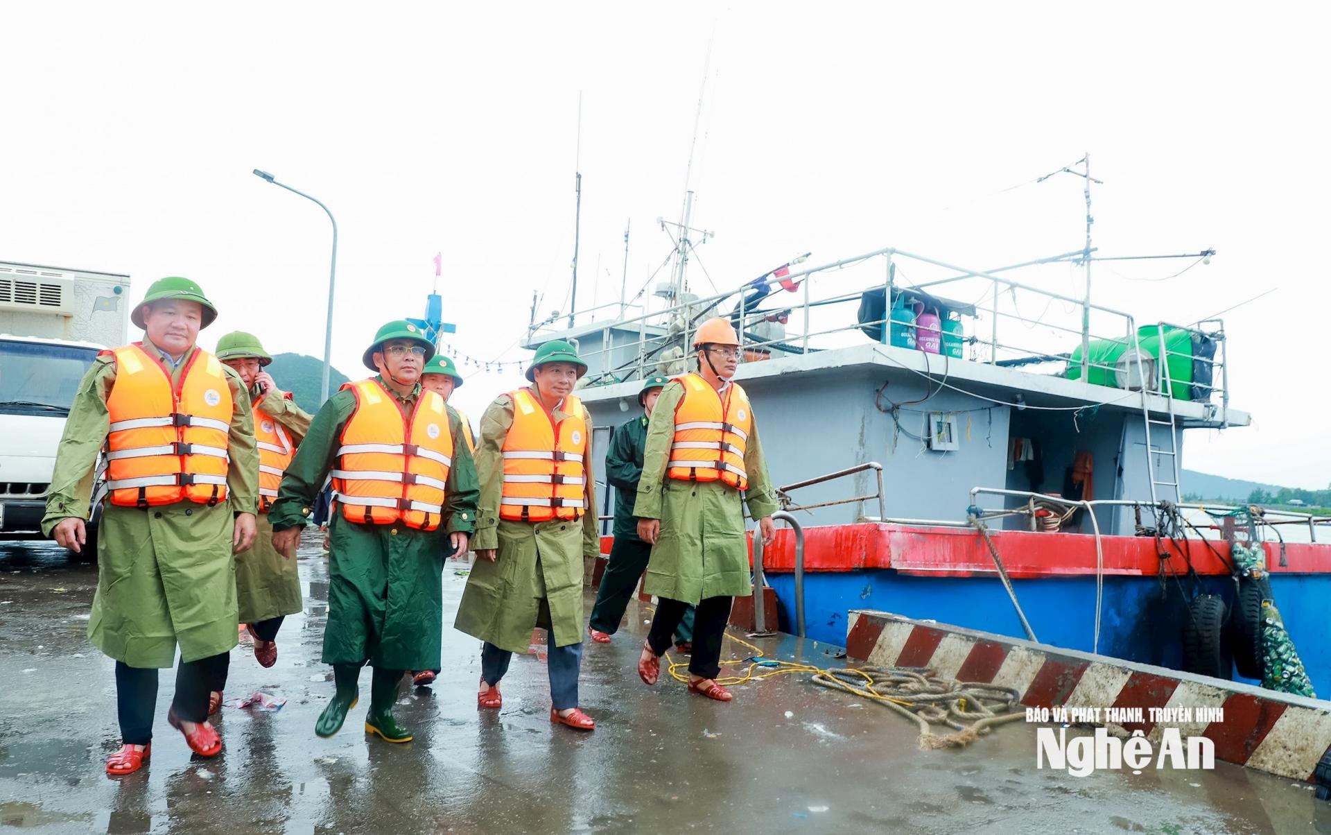 Chủ tịch UBND tỉnh Lê Hồng Vinh đến kiểm tra tàu neo đậu tại khu vực bến cá Nghi Tân. Ảnh: Thành Duy