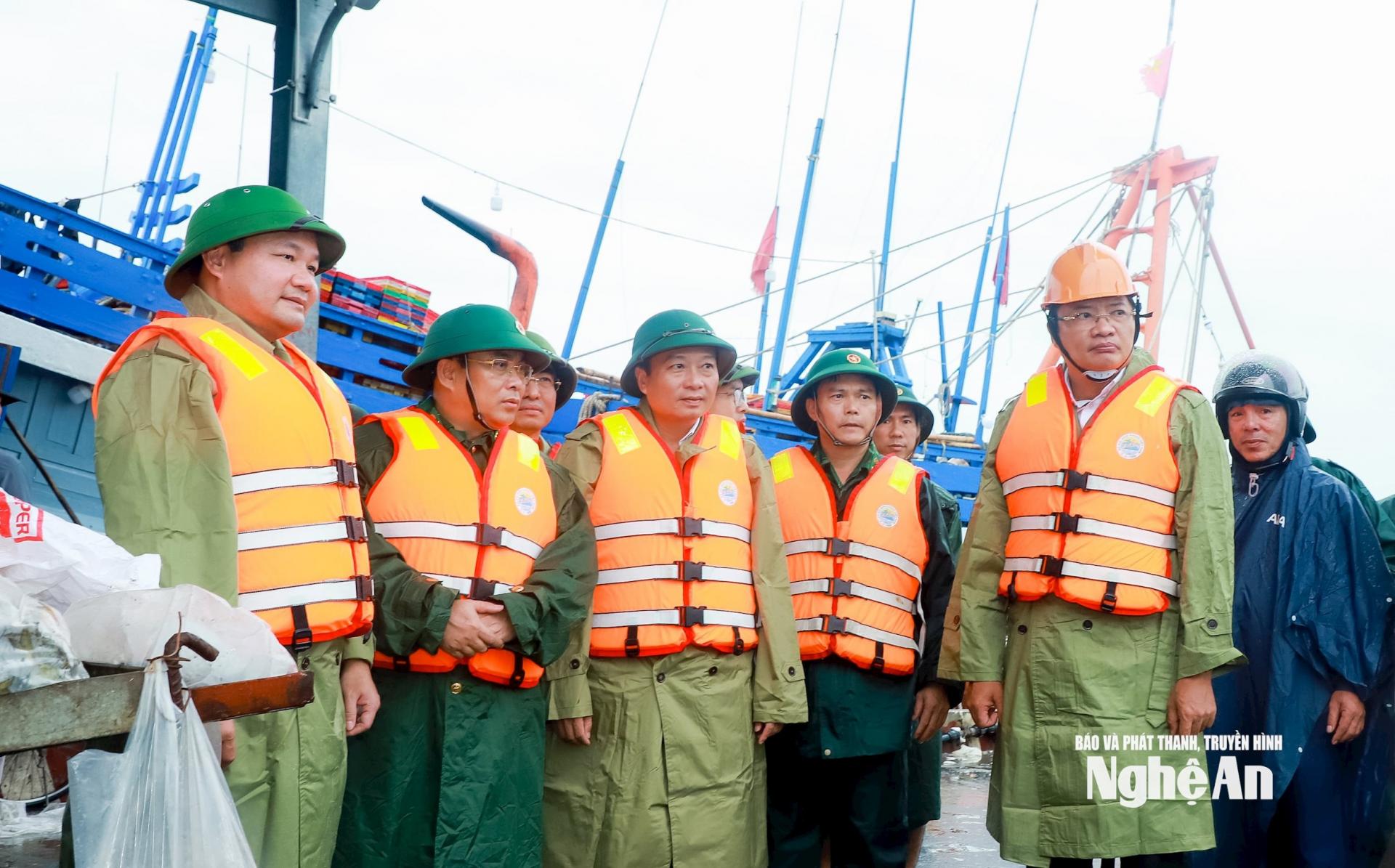 Đoàn công tác kiểm tra khu vực neo đậu tàu thuyền tránh bão. Ảnh: Thành Duy