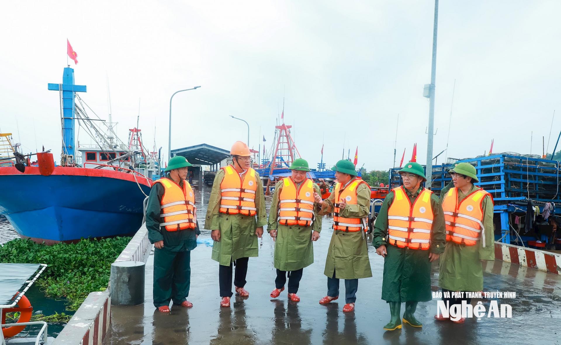 Chủ tịch UBND tỉnh Lê Hồng Vinh trao đổi với các lực lượng chức năng và lãnh đạo phường Cửa Lò về công tác ứng phó với bão. Ảnh: Thành Duy