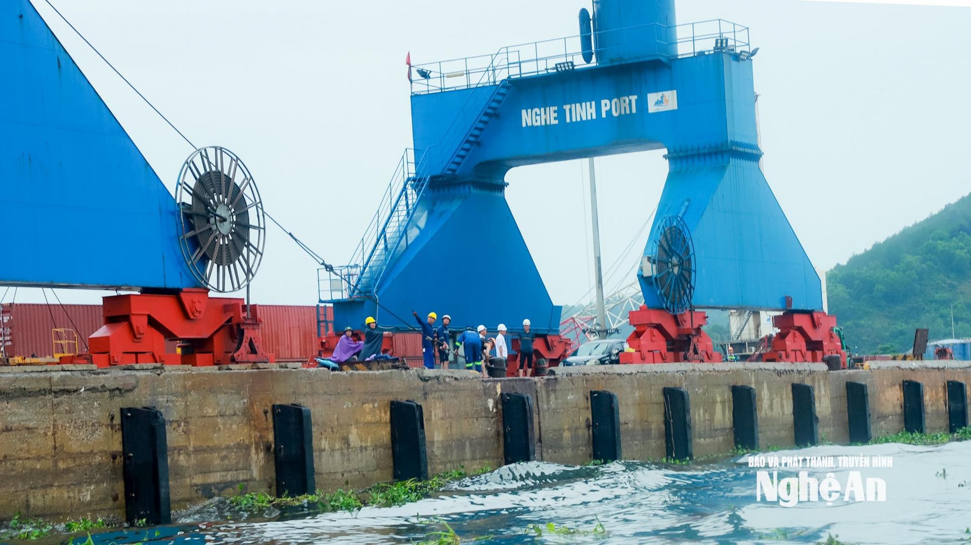 Công nhân Cảng Nghệ Tĩnh chằng néo các cần cẩu để ứng phó với bão số 3. Ảnh: Thành Duy