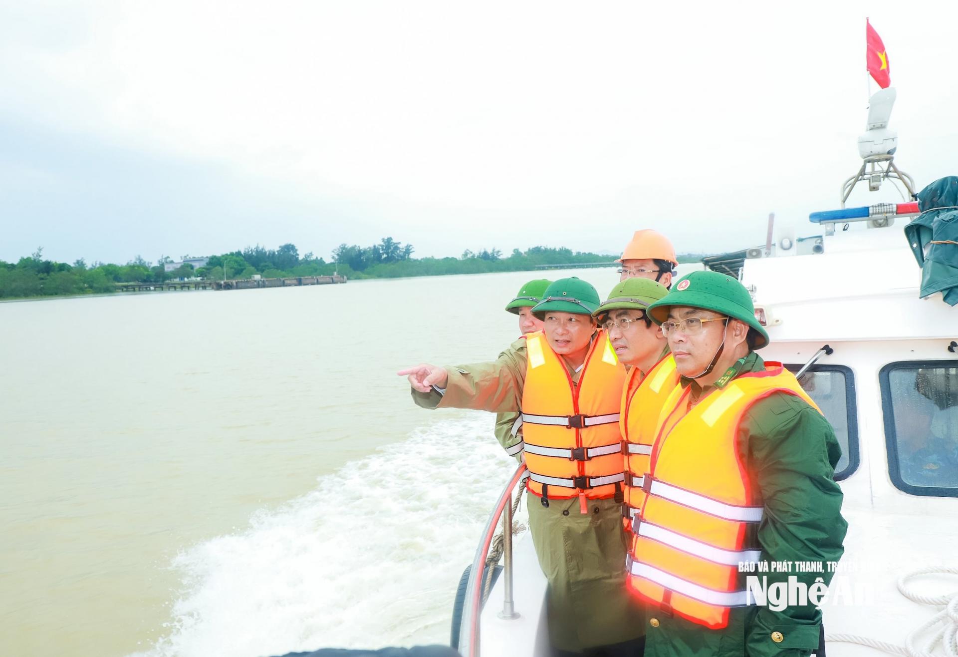 Chủ tịch UBND tỉnh Lê Hồng Vinh thị sát dọc sông Lam. Ảnh: Thành Duy