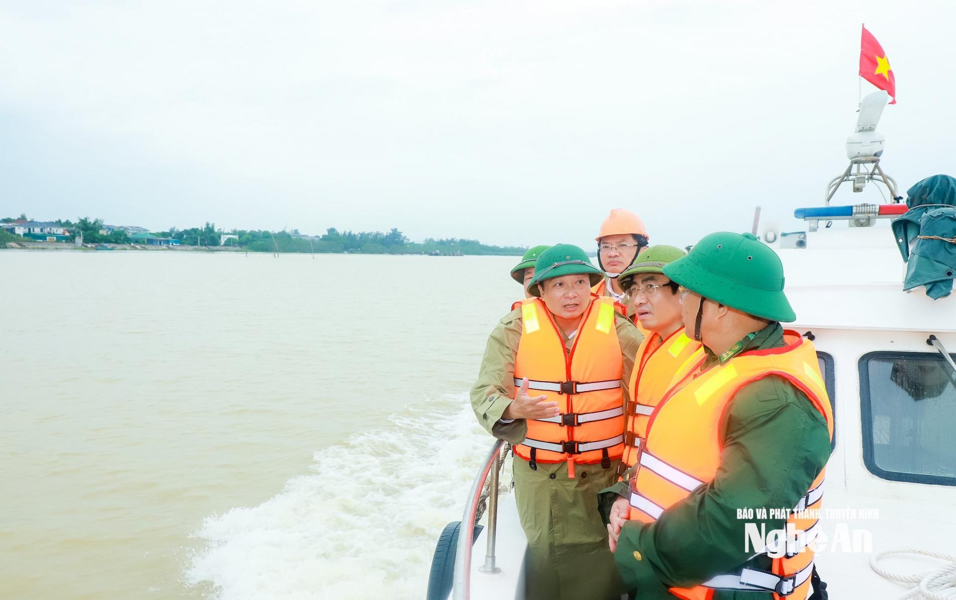 Chủ tịch UBND tỉnh Lê Hồng Vinh trao đổi với với các lực lượng chức năng và các địa phương. Ảnh: Thành Duy