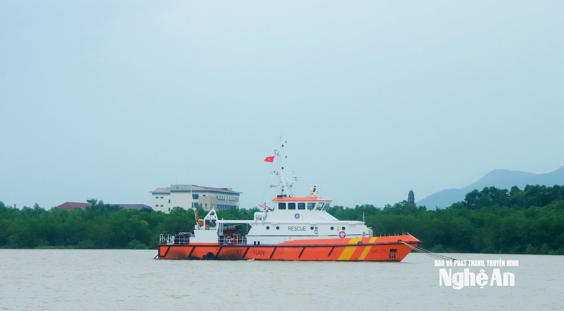 Tàu cứu nạn neo sẵn, túc trực trên sông Lam. Ảnh: Thành Duy