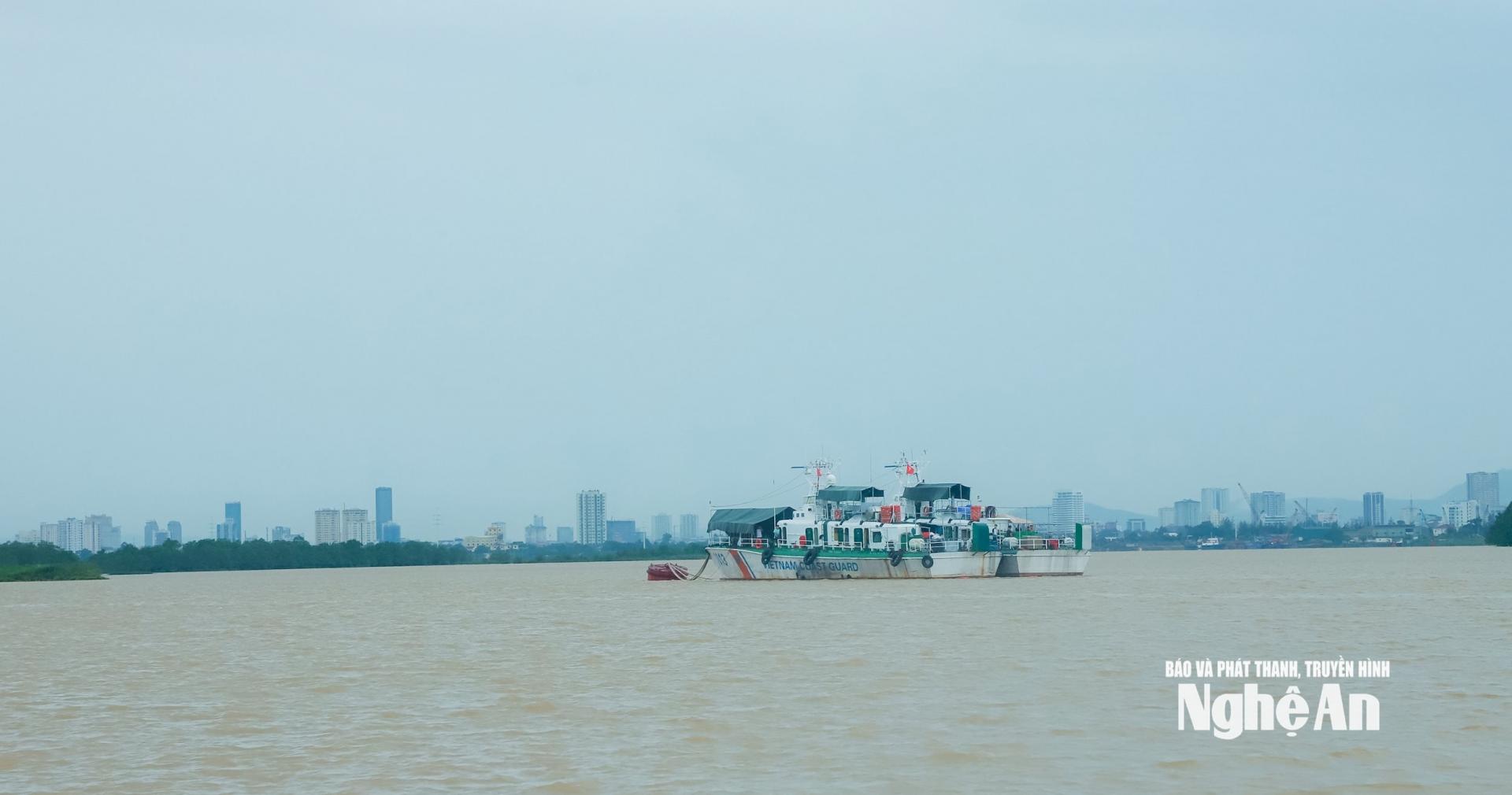 Qua thị sát cho thấy nước sông Lam dâng cao. Trong ảnh: Sông Lam đoạn nhìn vào khu vực thành phố Vinh cũ. Ảnh: Thành Duy