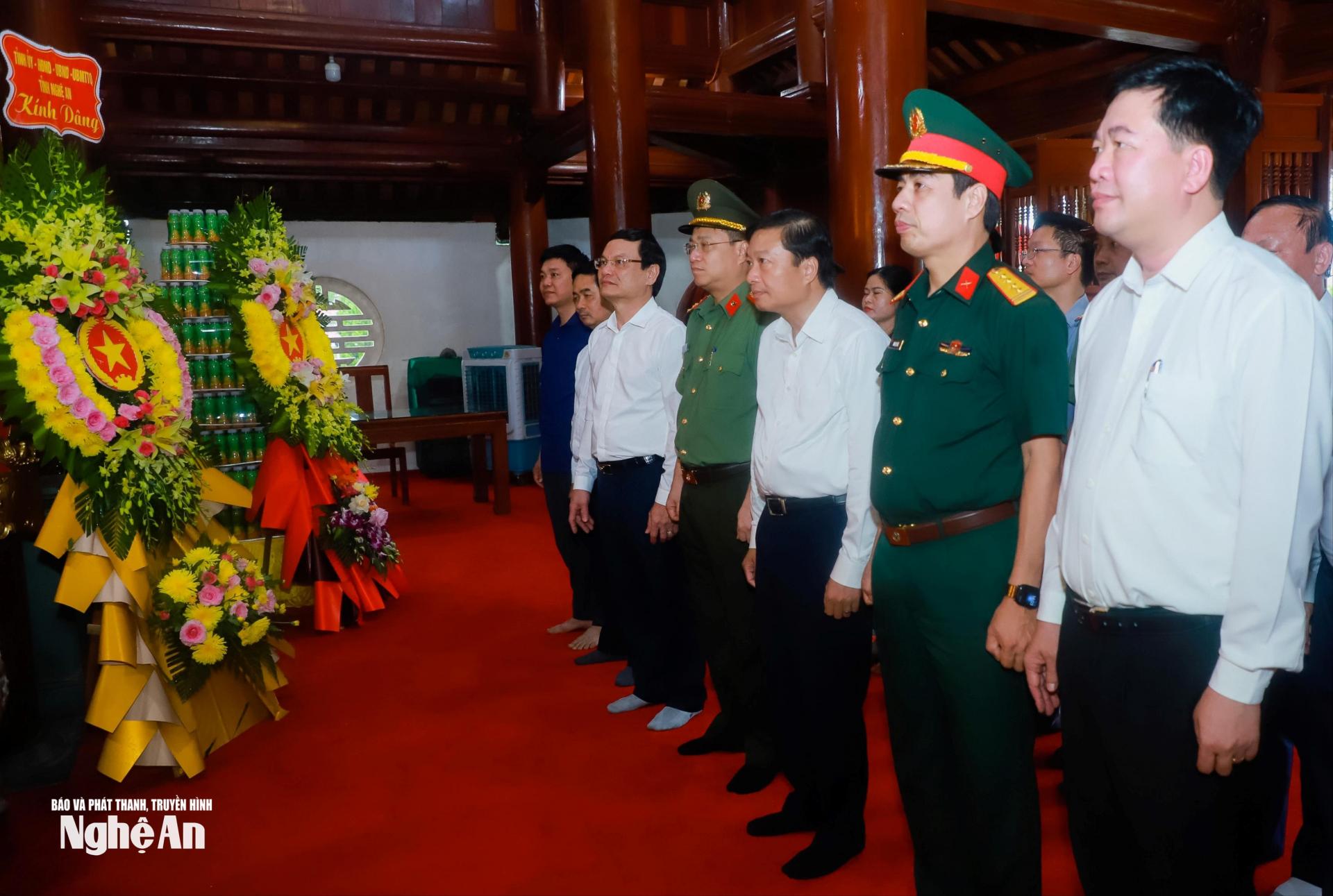 Chủ tịch UBND tỉnh Nghệ An Lê Hồng Vinh và các đại biểu dâng hoa, dâng hương tại Nhà thờ Bác Hồ và các Anh hùng liệt sĩ ở Nghĩa trang Liệt sĩ quốc tế Việt - Lào. Ảnh: Thành Duy