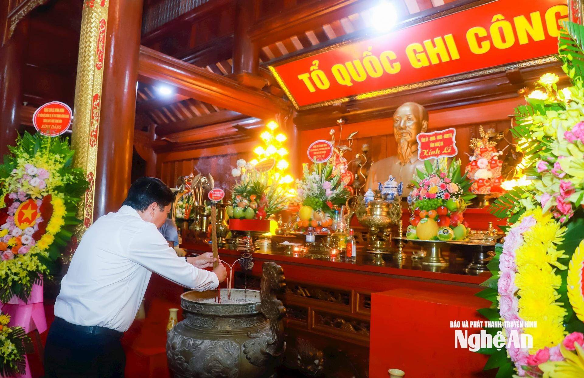 Chủ tịch UBND tỉnh Lê Hồng Vinh dâng hương tại Nhà thờ Bác Hồ và các Anh hùng liệt sĩ ở Nghĩa trang Liệt sĩ quốc tế Việt - Lào. Ảnh: Thành Duy