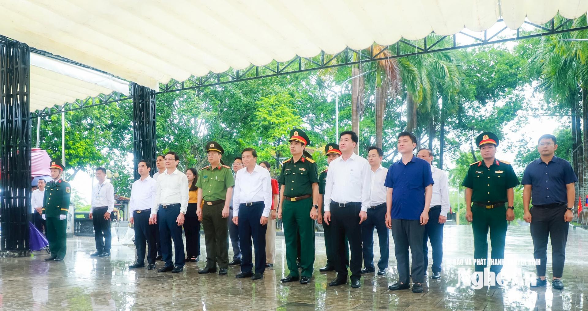 Các đại biểu thực hiện tổ chức lễ dâng hoa, dâng hương tại Đài tưởng niệm Nghĩa trang Liệt sĩ quốc tế Việt - Lào. Ảnh: Thành Duy