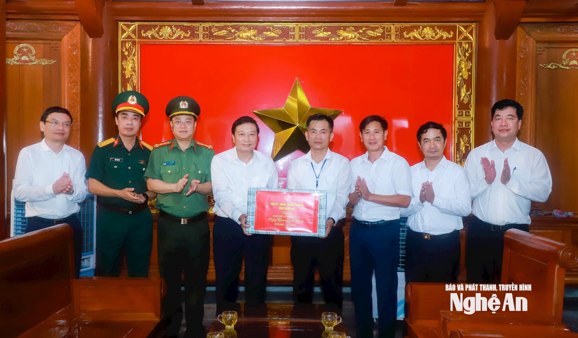 Chủ tịch UBND tỉnh Lê Hồng Vinh và đoàn công tác tặng quà đến Ban Quản lý Nghĩa trang Liệt sĩ quốc tế Việt - Lào. Ảnh: Thành Duy