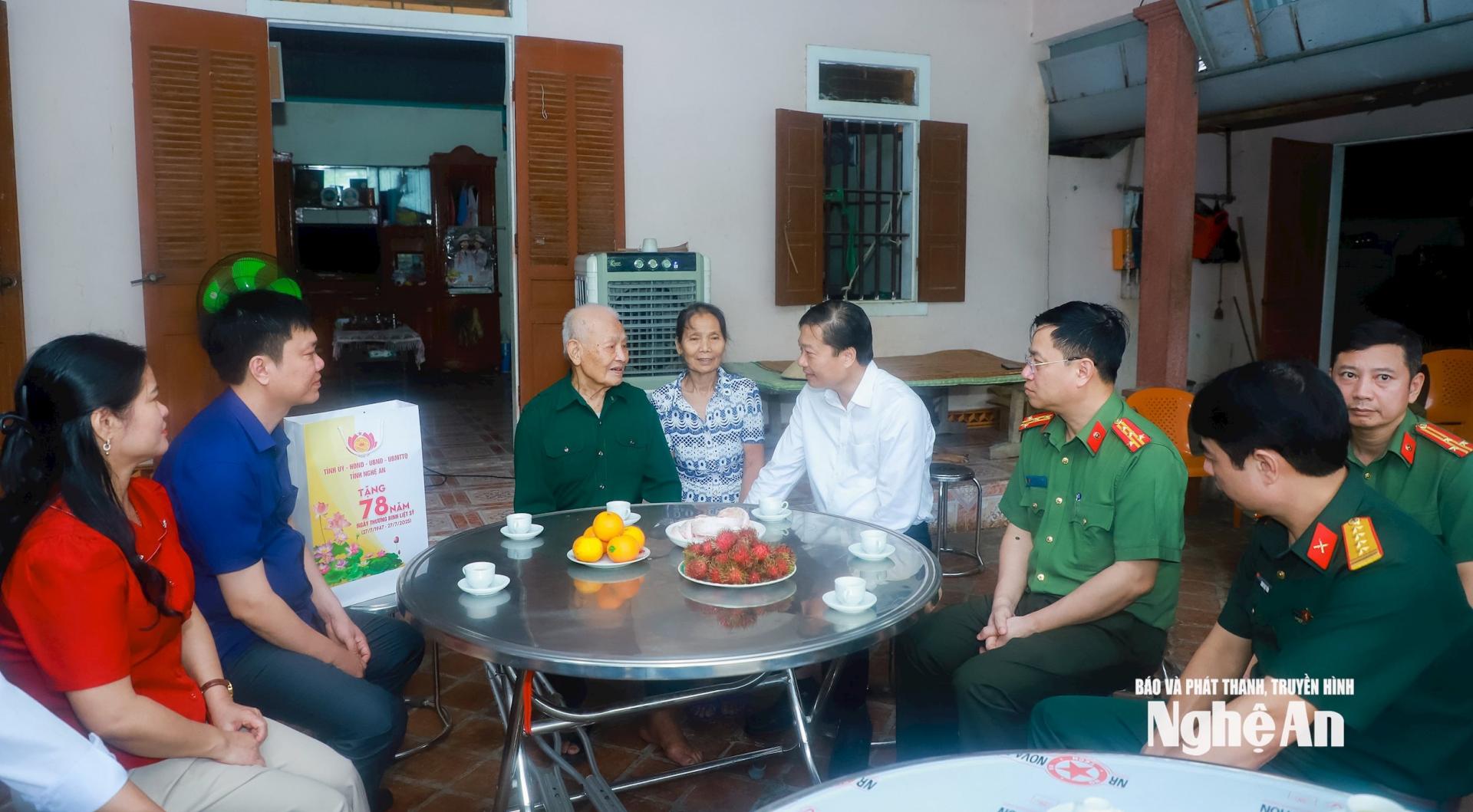 Đồng chí Lê Hồng Vinh và đoàn công tác thăm hỏi, trò chuyện cùng gia đình thương binh Nguyễn Mạnh Trí. Ảnh: Thành Duy