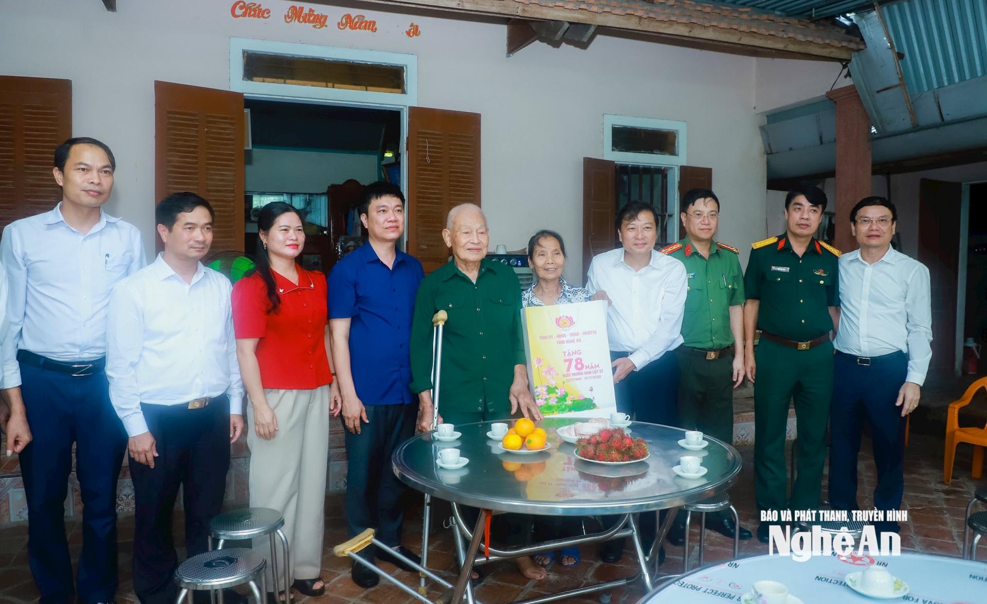 Chủ tịch UBND tỉnh Nghệ An Lê Hồng Vinh tặng quà đến gia đình thương binh Nguyễn Mạnh Trí. Ảnh: Thành Duy