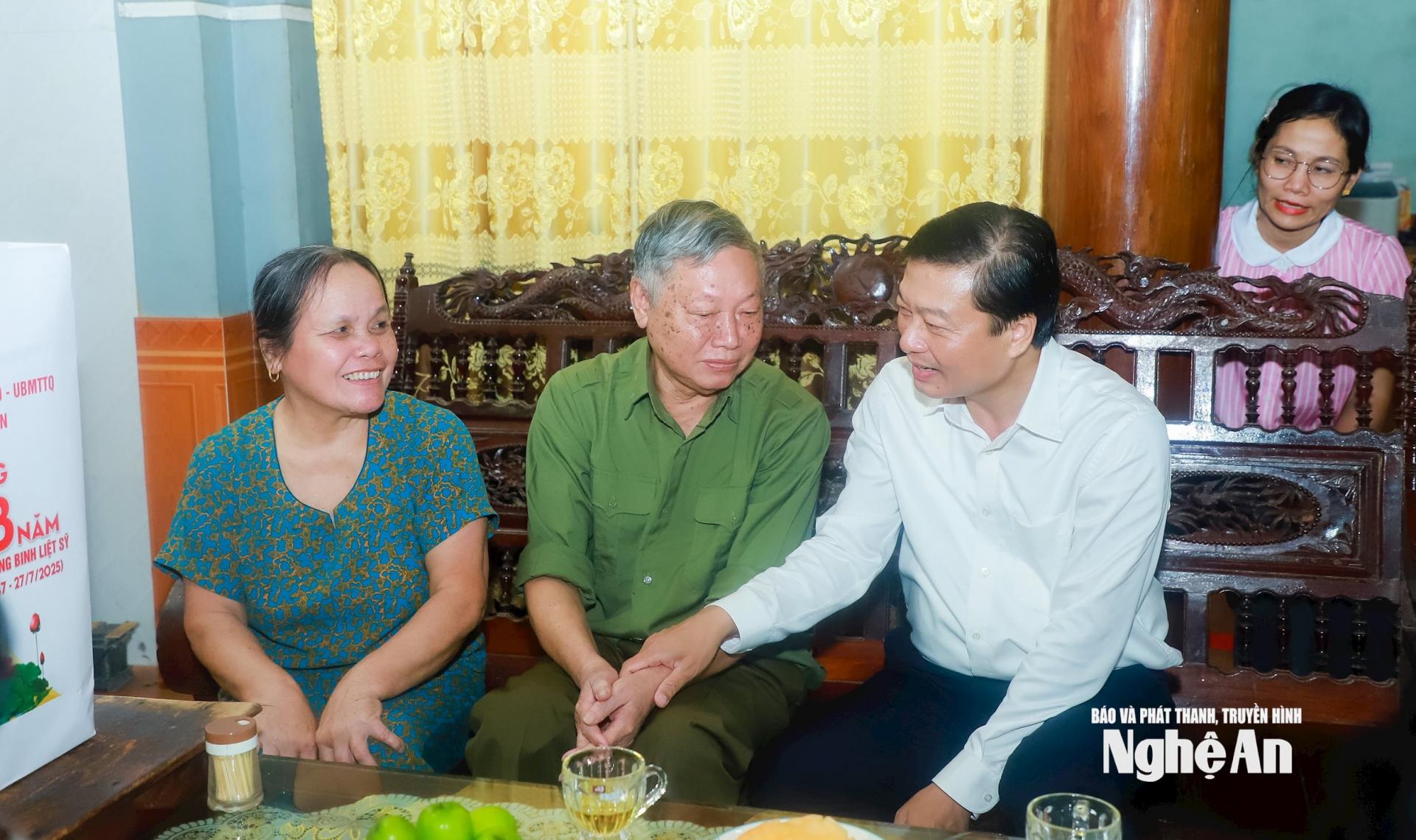 Chủ tịch UBND tỉnh Lê Hồng Vinh thăm hỏi, trò chuyện cùng vợ chồng thương binh 1/4 Bùi Công Trinh. Ảnh: Thành Duy