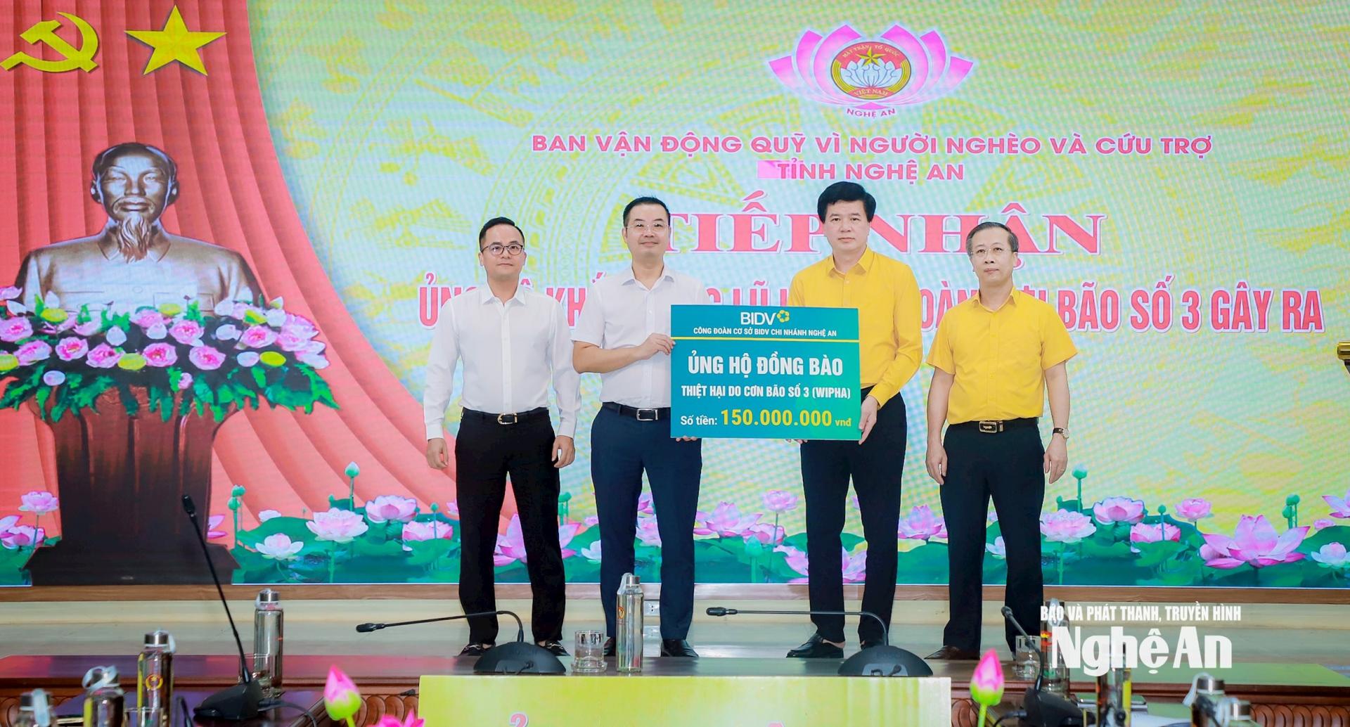 Đồng chí Nguyễn Đình Hùng - Ủy viên Ban Chấp hành Đảng bộ tỉnh, Phó Chủ tịch Thường trực Ủy ban MTTQ Việt Nam tỉnh tiếp nhận ủng hộ của Ngân hàng BIDV. Ảnh: Thành Duy