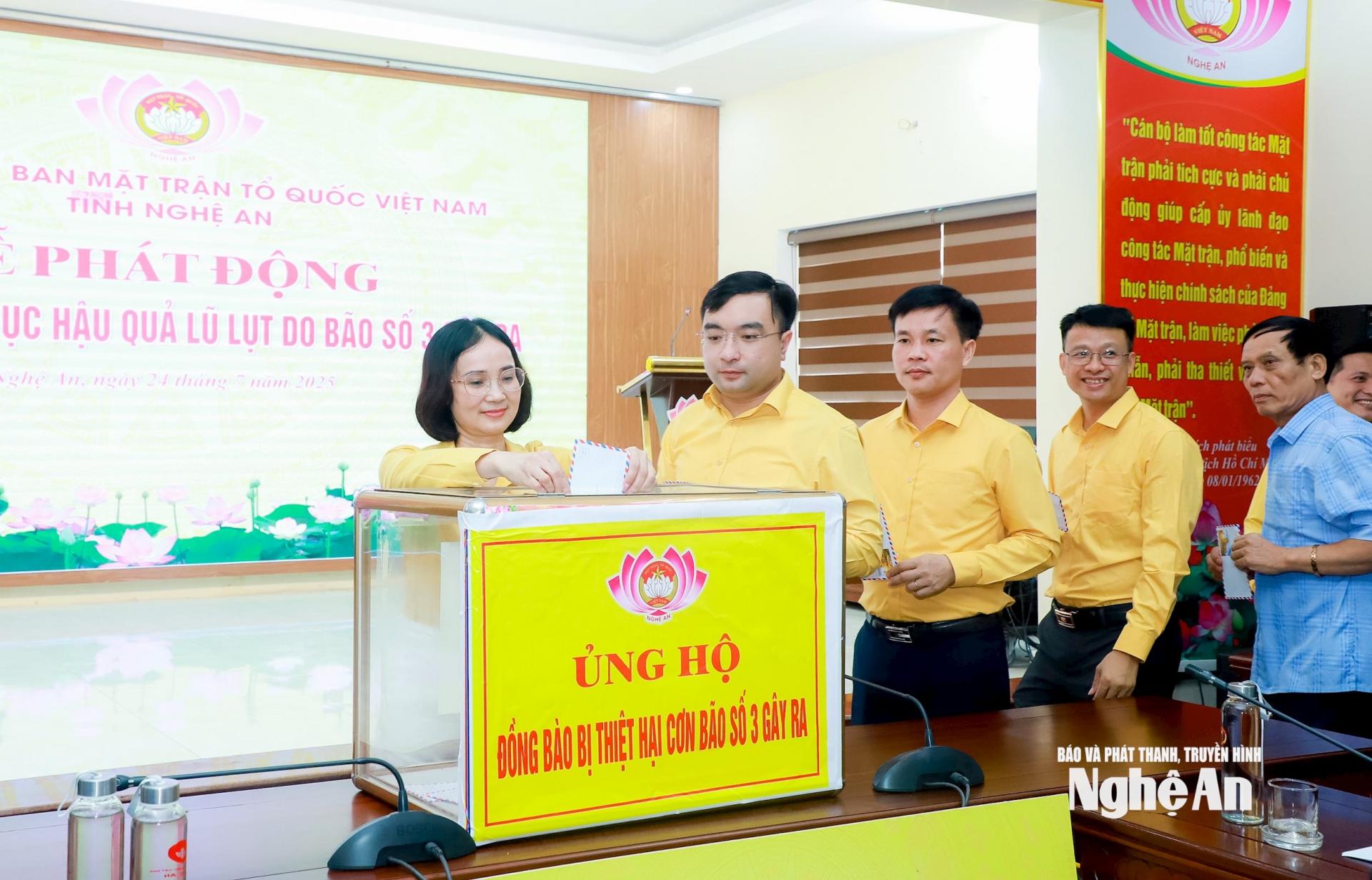 Cán bộ, công chức cơ quan Ủy ban MTTQ Việt Nam tỉnh Nghệ An ủng hộ đồng bào bị thiệt hại do bão. Ảnh: Thành Duy