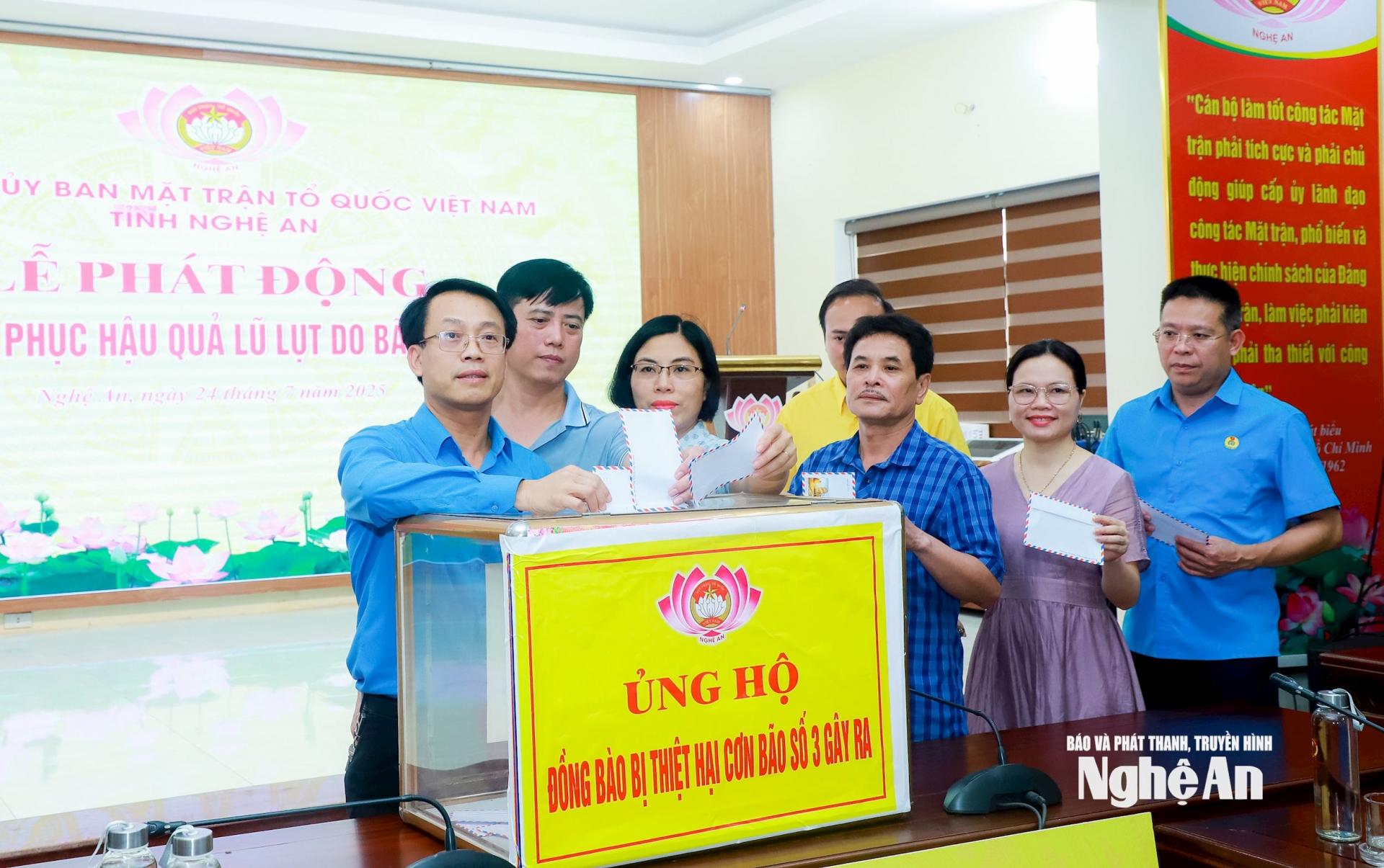 Cán bộ, công chức Liên đoàn Lao động tỉnh ủng hộ đồng bàо bị thiệt hại do bão. Ảnh: Thành Duy