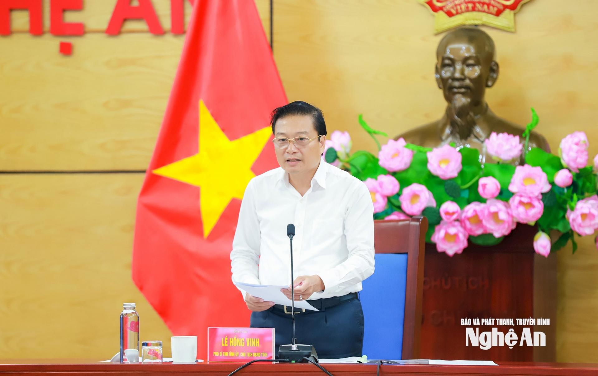 Đồng chí Lê Hồng Vinh - Phó Bí thư Tỉnh ủy, Chủ tịch UBND tỉnh Nghệ An báo cáo tại cuộc làm việc. Ảnh: Thành Duy