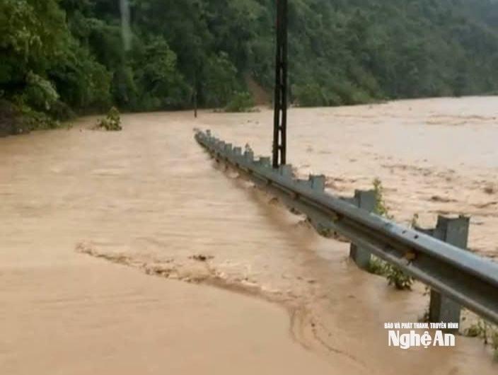 Đoạn Quốc lộ 7A nơi chiếc xe bị mắc kẹt. Ảnh: NXCC