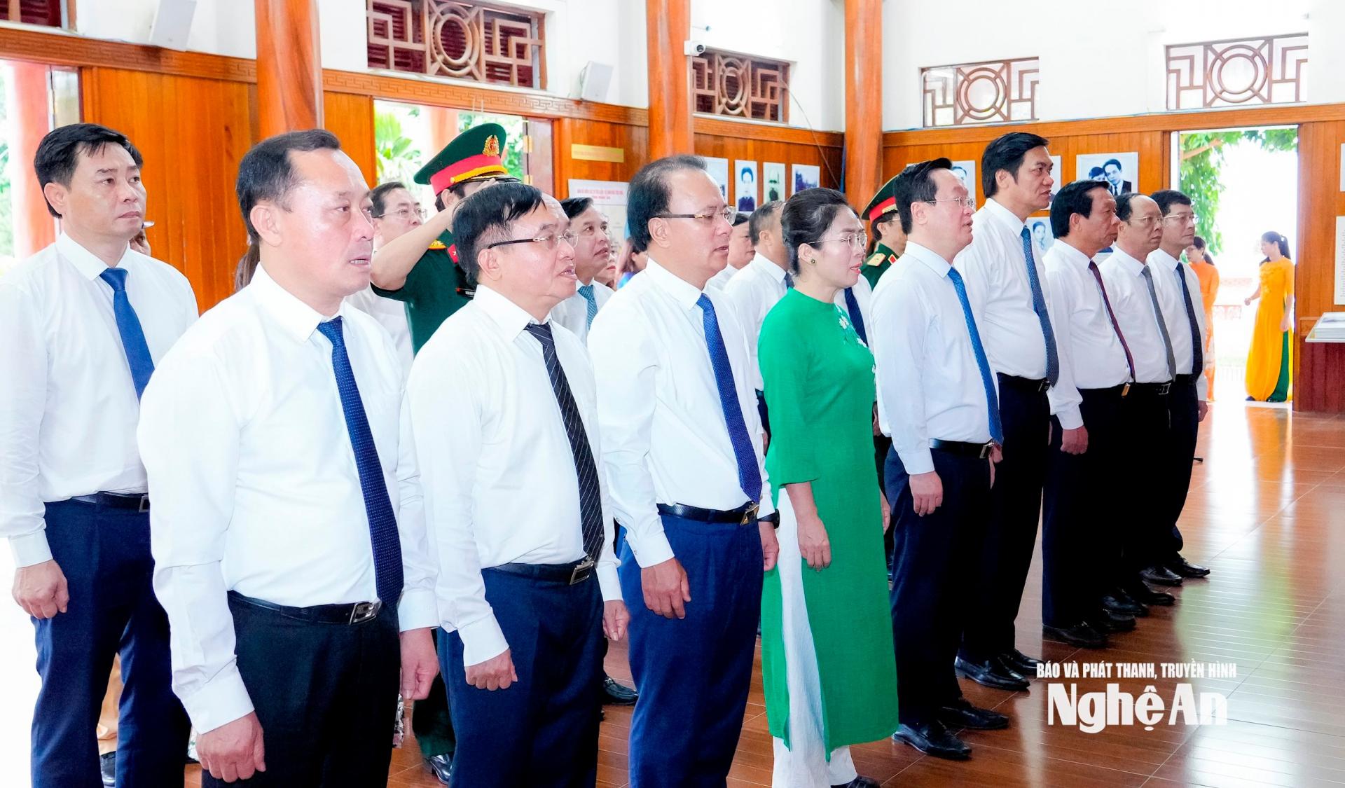 Đoàn đại biểu Tỉnh ủy, HĐND, UBND, Ủy ban Mặt trận Tổ quốc Việt Nam tỉnh Nghệ An thực hiện Lễ tưởng niệm đồng chí Nguyễn Thị Minh Khai tại Nhà lưu niệm ở phường Thành Vinh. Ảnh: Phạm Bằng