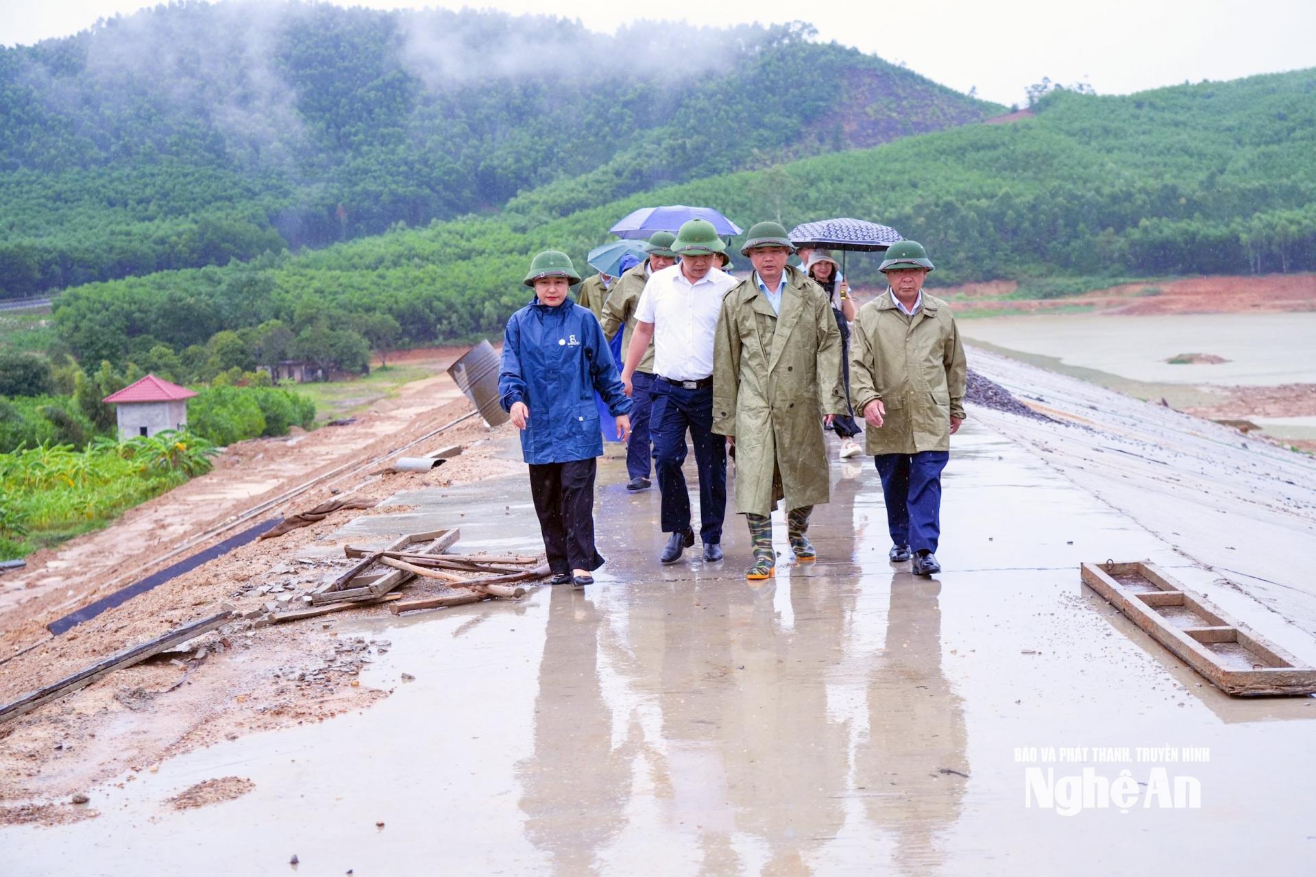 Đoàn kiểm tra các hạng mục được nâng cấp tại hồ Đồi Tương. Ảnh: Thanh Lê