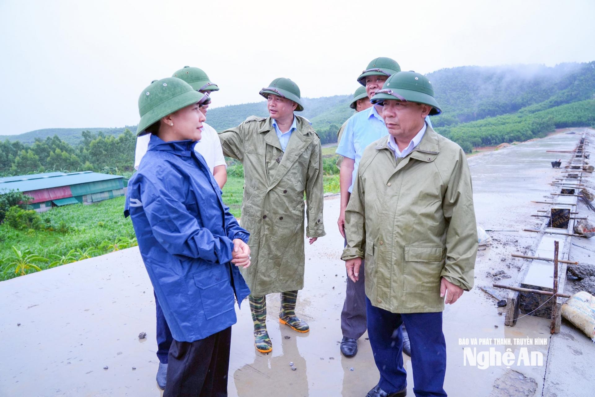 Phó Chủ tịch UBND tỉnh Nguyễn Văn Đệ trao đổi với các ngành, đơn vị, địa phương tập trung hoàn thành nâng cấp công trình hồ Đồi Tương. Ảnh: Thanh Lê