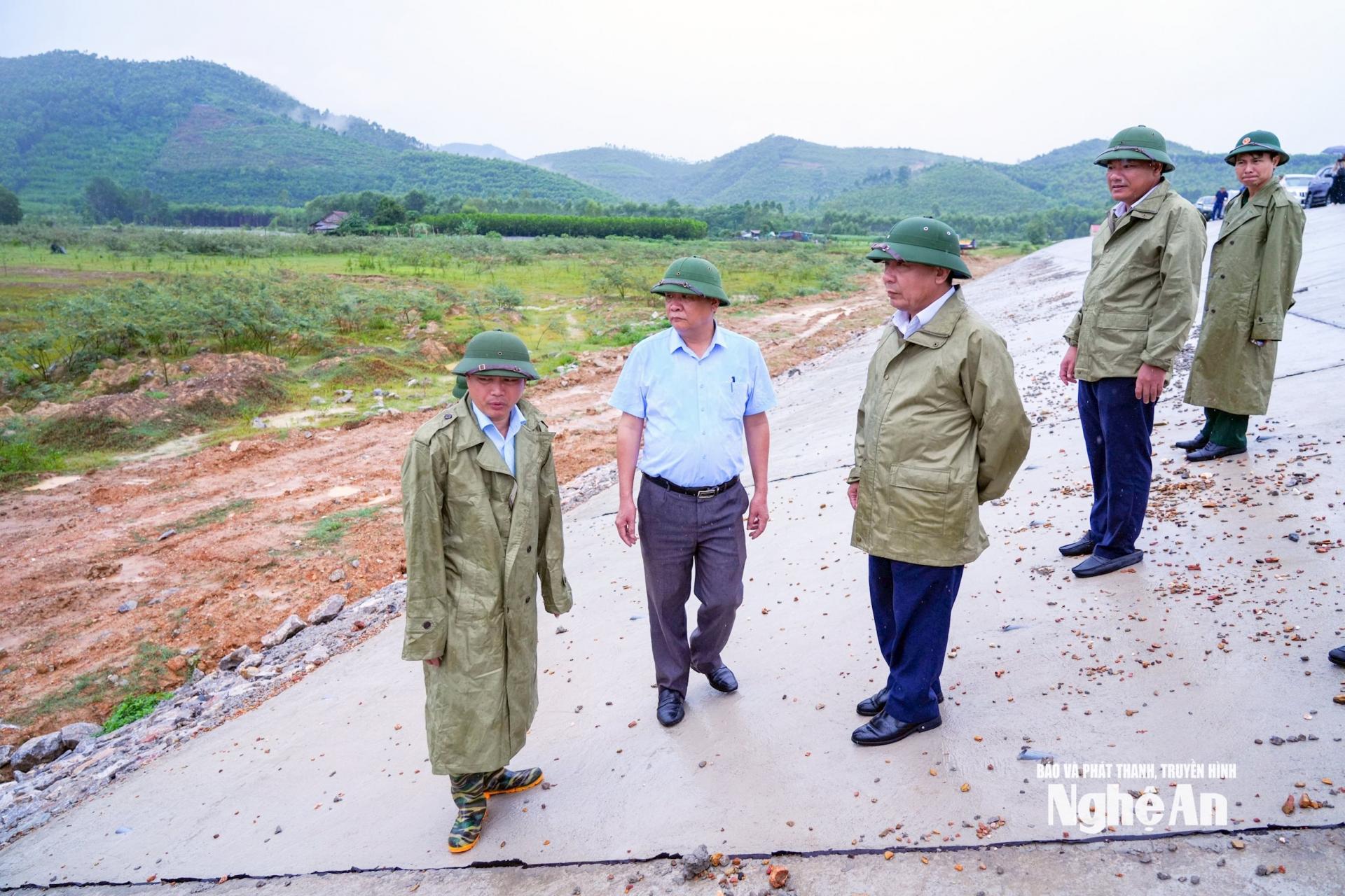 Phó Chủ tịch UBND tỉnh Nguyễn Văn Đệ kiểm tra tại công trình hồ Đồi Tương. Ảnh: Thanh Lê