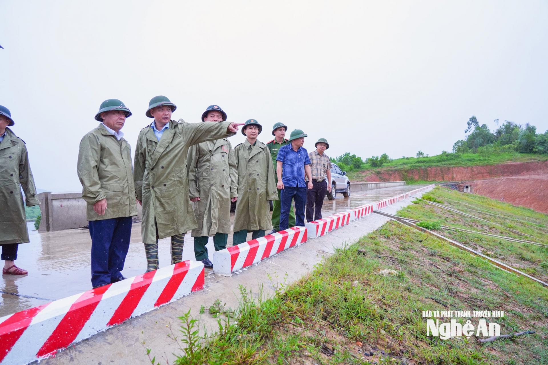 Đồng chí Phó Chủ tịch UBND tỉnh Nguyễn Văn Đệ kiểm tra tại hồ Khe Lại. Ảnh: Thanh Lê