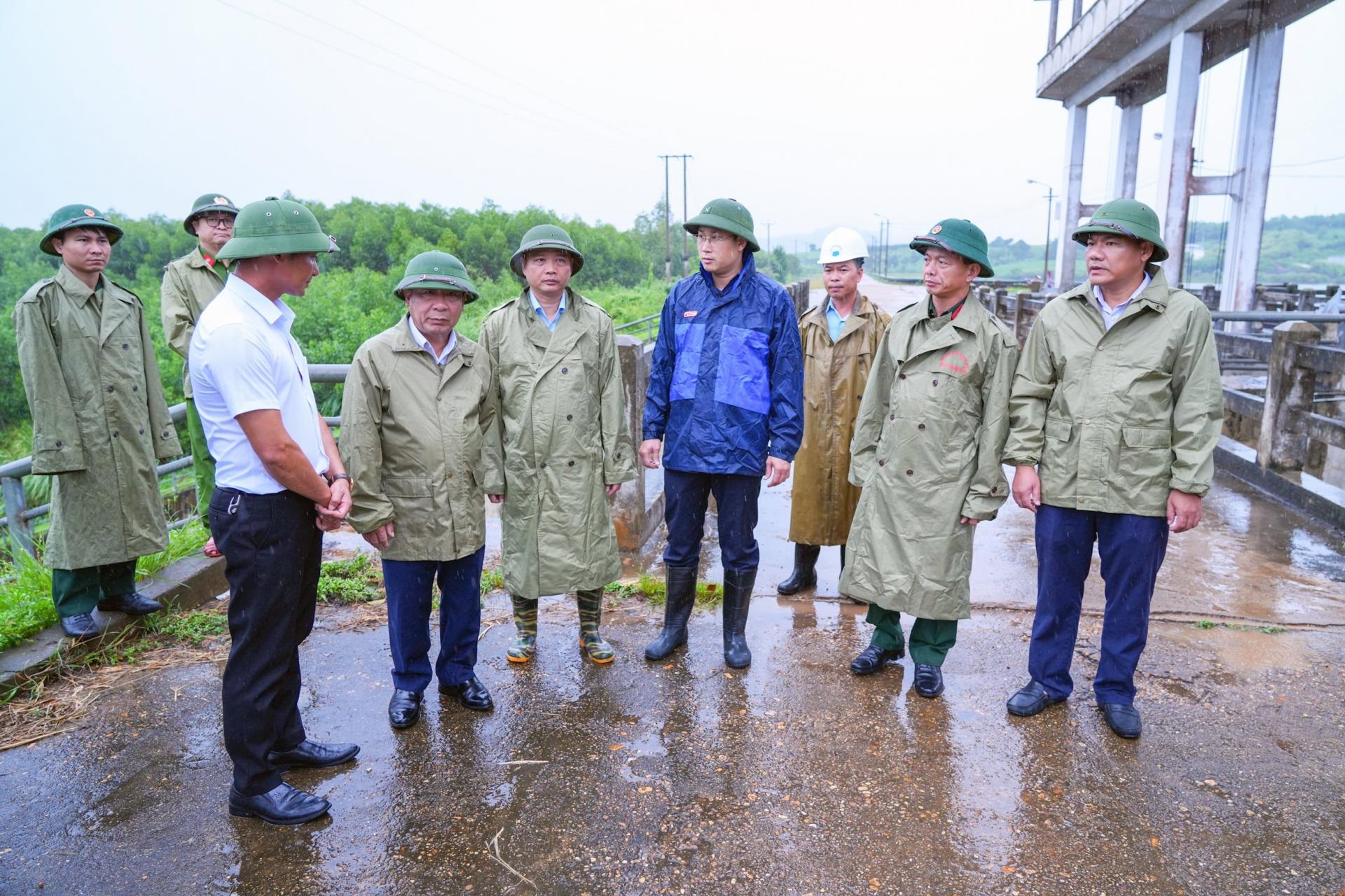 Phó Chủ tịch UBND tỉnh Nguyễn Văn Đệ cùng đoàn công tác đã đến kiểm tra công tác ứng phó với bão số 3 tại công trình hồ chứa nước Sông Sào. Ảnh: Thanh Lê