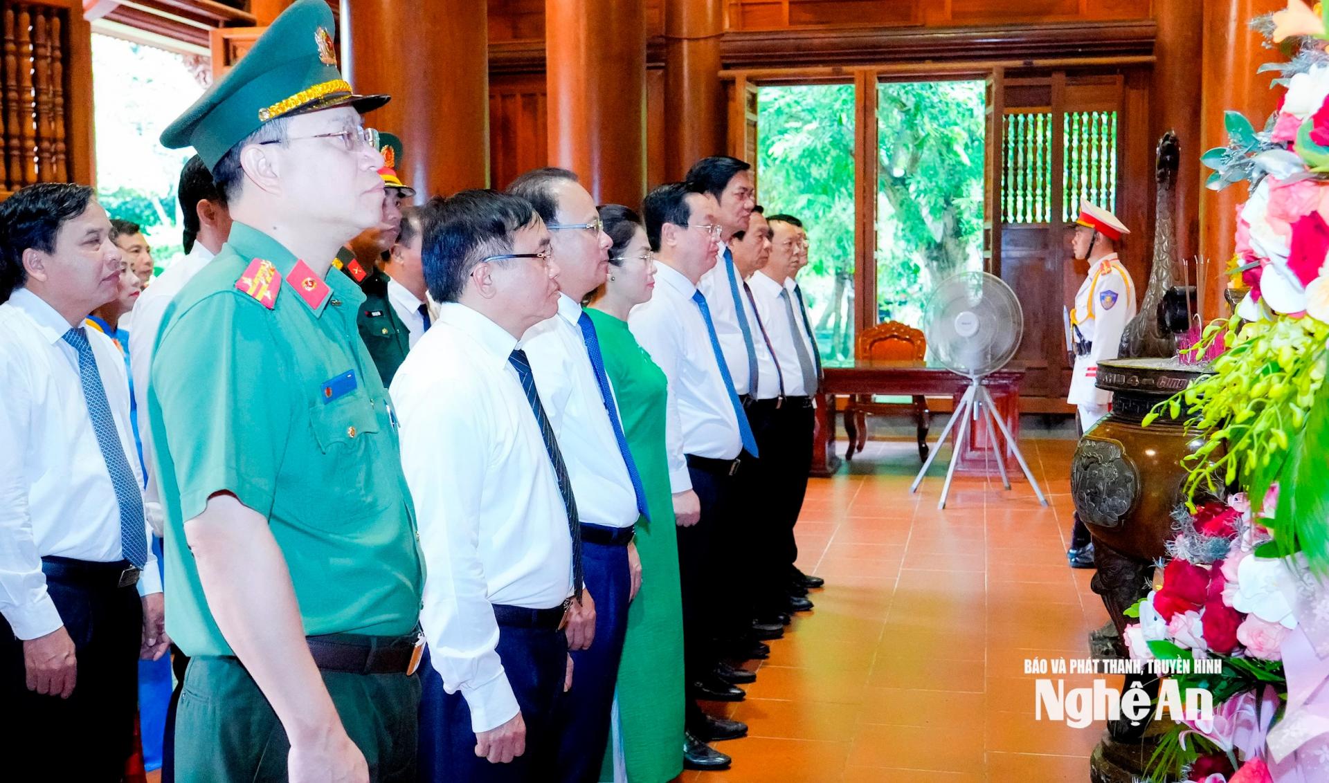 Đoàn đại biểu Tỉnh ủy, HĐND, UBND, Ủy ban MTTQ Việt Nam tỉnh Nghệ An thực hiện Lễ tưởng niệm Chủ tịch Hồ Chí Minh. Ảnh: Phạm Bằng