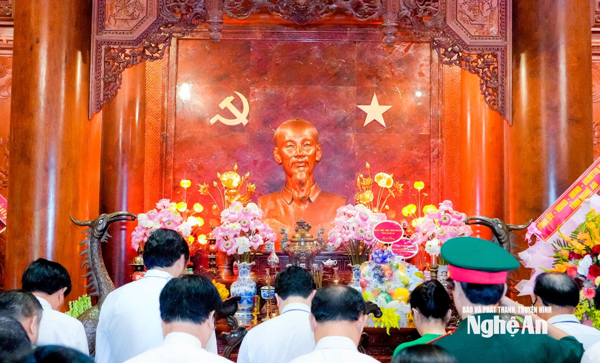 Đoàn đại biểu Tỉnh ủy, HĐND, UBND, Ủy ban MTTQ Việt Nam tỉnh Nghệ An thành kính tưởng niệm Chủ tịch Hồ Chí Minh. Ảnh: Phạm Bằng