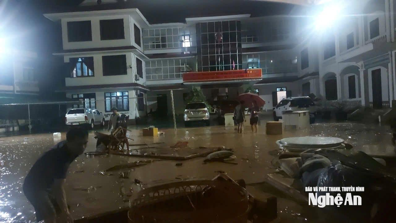 Trung tâm xã Mường Xén chìm trong biển nước. Ảnh: Đào Thọ