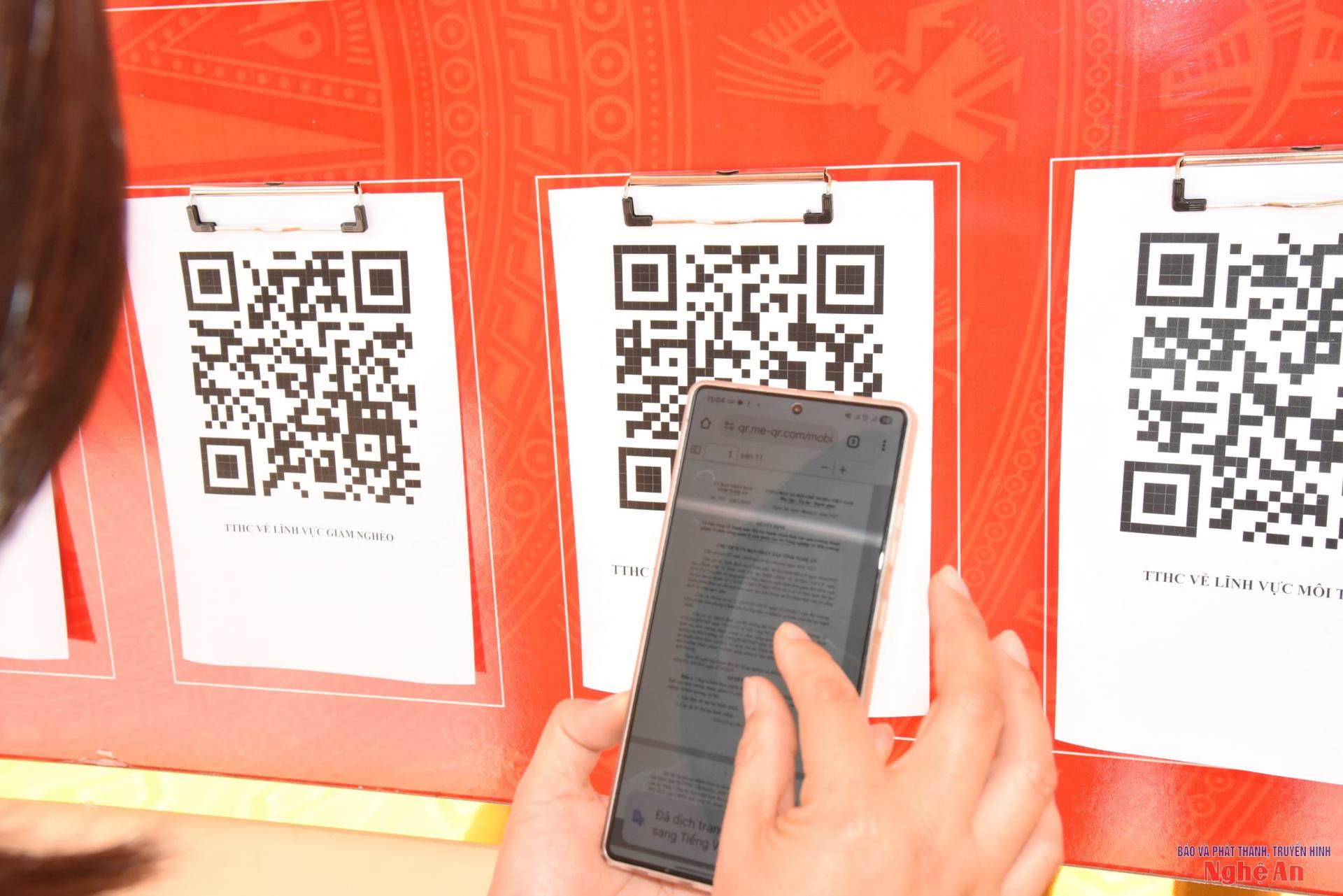 Người dân xã Châu Khê tra cứu thủ tục hành chính qua các mã QR tại Trung tâm Phục vụ hành chính công của xã.