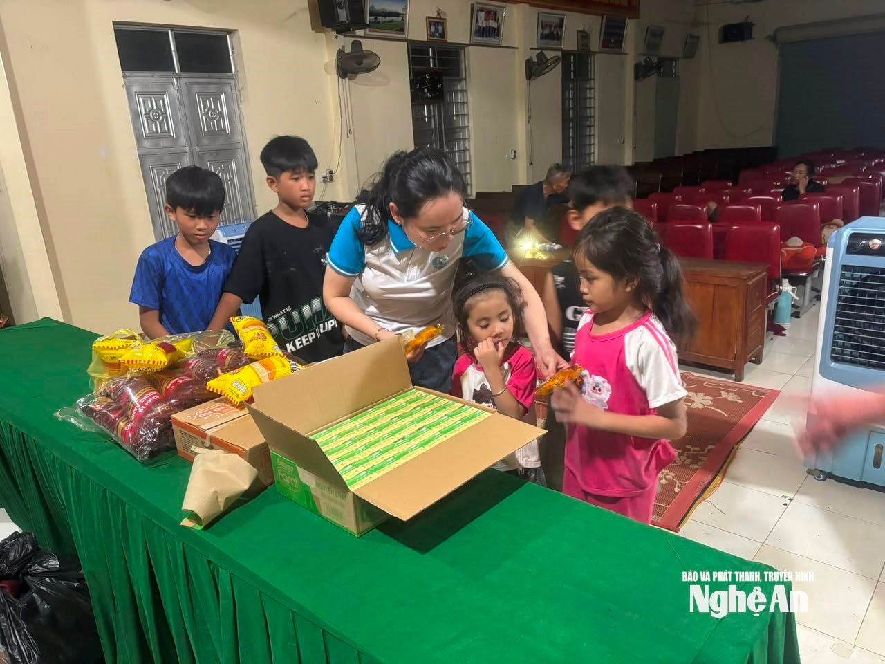 Ủy ban MTTQ Việt Nam xã Nhân Hòa phối hợp với chính quyền, các tổ chức đoàn thể khẩn trương thiết lập điểm trú ngụ tạm thời, tổ chức cung ứng lương thực, nước uống, chăn màn và các nhu yếu phẩm thiết yếu cho các hộ dân bị ảnh hưởng. Ảnh: T.P