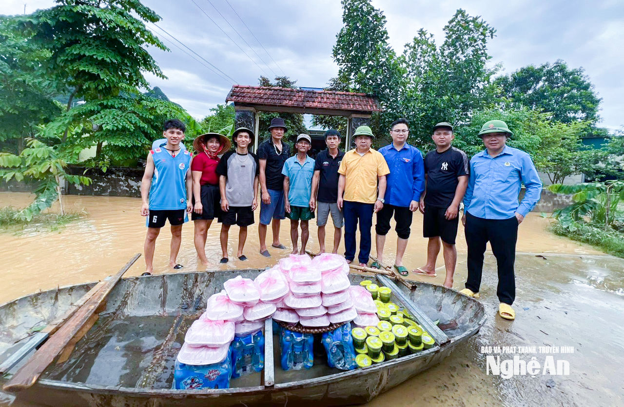 Các suất ắn được đóng gói cẩn thận, dùng thuyền vận chuyển đến các điểm ngập lụt. Ảnh: T.P