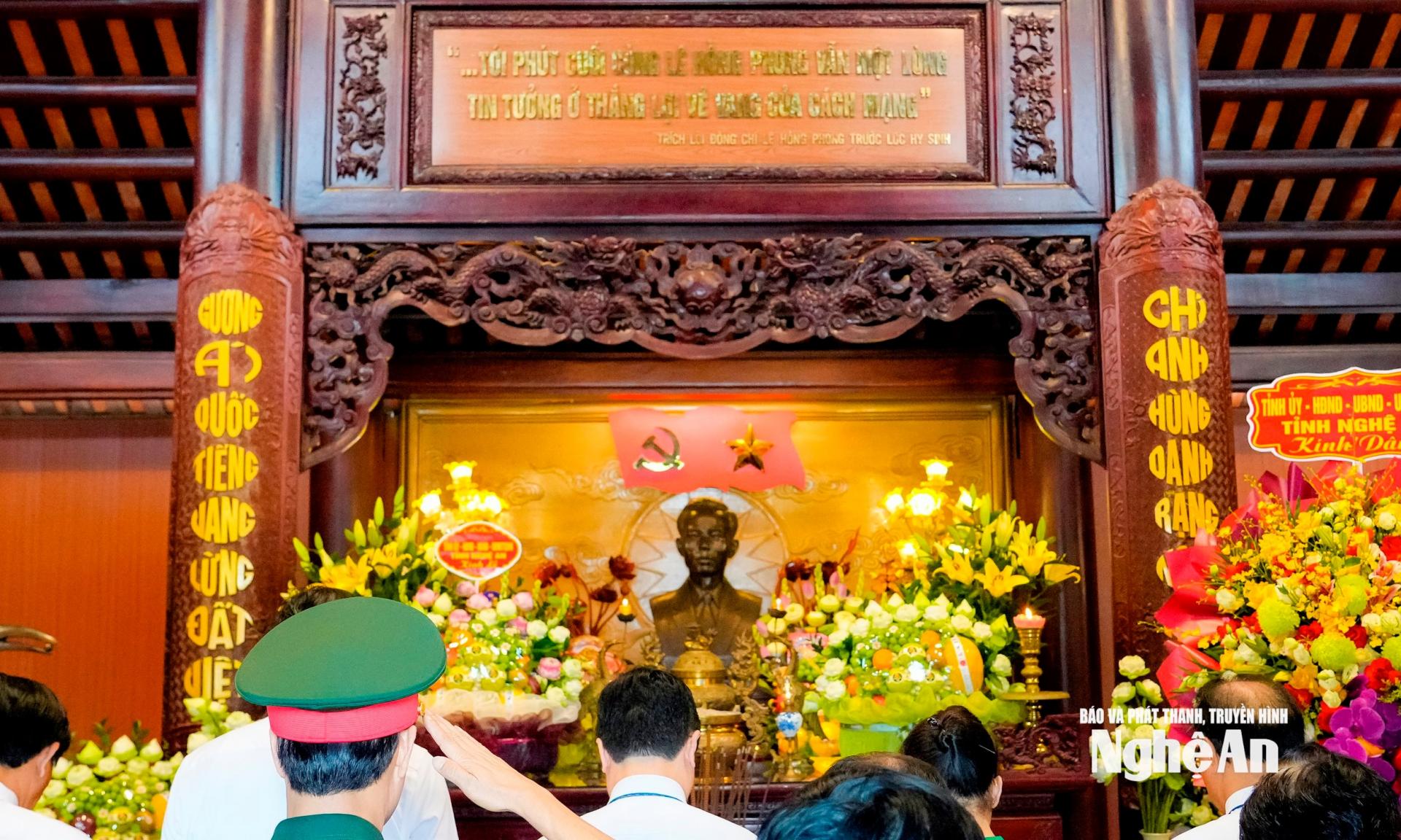 Đoàn đại biểu Tỉnh ủy, HĐND, UBND, Ủy ban MTTQ Việt Nam tỉnh Nghệ An thành kính tưởng niệm cố Tổng Bí thư Lê Hồng Phong. Ảnh: Phạm Bằng