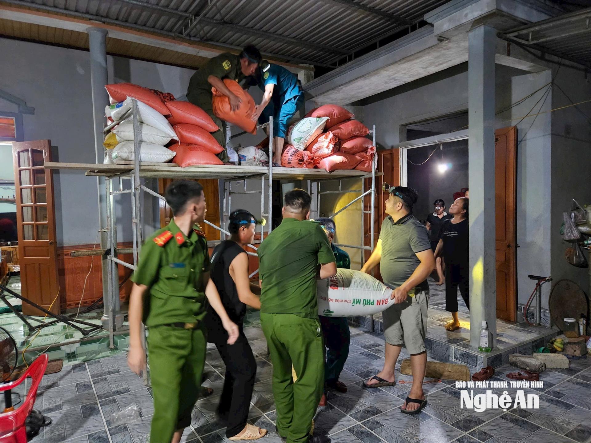 Lực lượng công an xã Yên Xuân giúp dân kê cao lúa. Ảnh: T.P