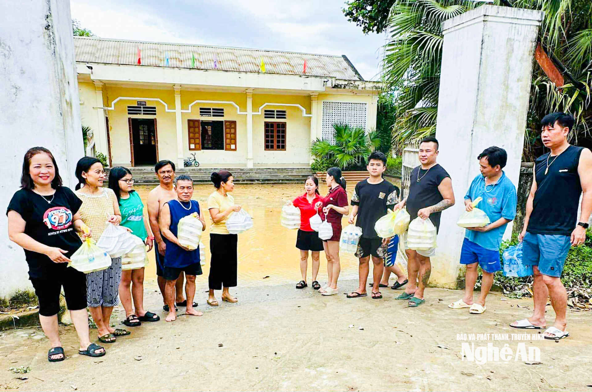 Các hộ dân xúc động khi nhận được những suất cơm nghĩa tình. Ảnh: T.P