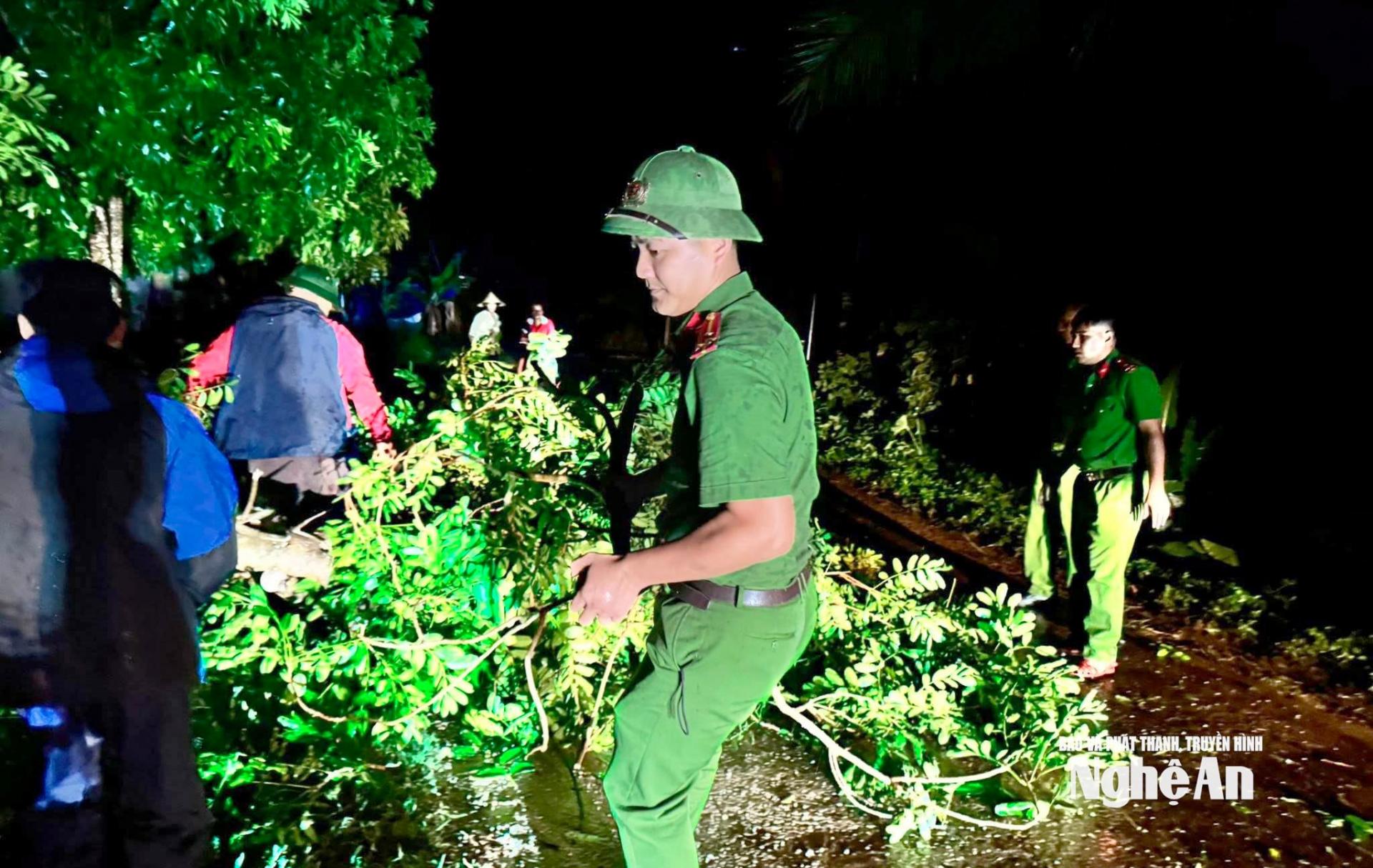 Tại xã Tân An (huyện Tân Kỳ cũ), mưa lớn đã làm nhiều cây cối trên các tuyến đường liên xã đổ ngã, tiềm ẩn nguy cơ mất an toàn giao thông cho người và phương tiện. Công an xã Tân An đã có mặt tại hiện trường, phối hợp với người dân để thu dọn cây gãy đổ. Ảnh: P.V