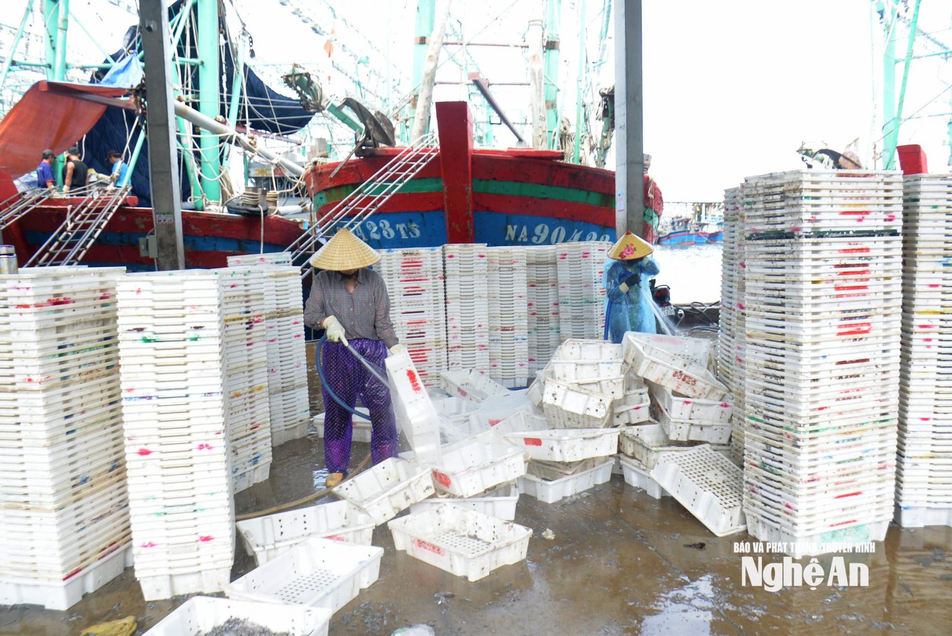 Tàu thuyền về đến đâu, bà con ngư dân thu dọn, cất đặt ngư cụ và các thiết bị, vật dụng khác để tránh thiệt hại do bão. Ảnh: Xuân Hoàng