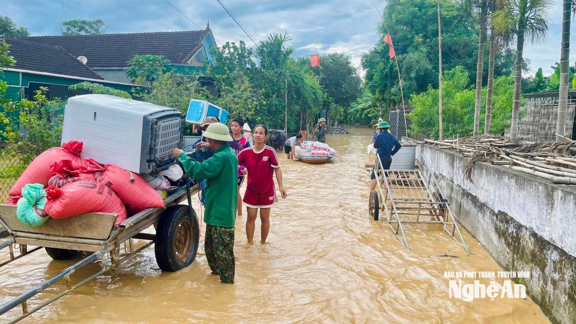 Đến sáng nay, một số nơi nước tiếp tục dâng cao, công tác di dời, sơ tán dân vẫn đang khẩn trương thực hiện. Ảnh CSCC